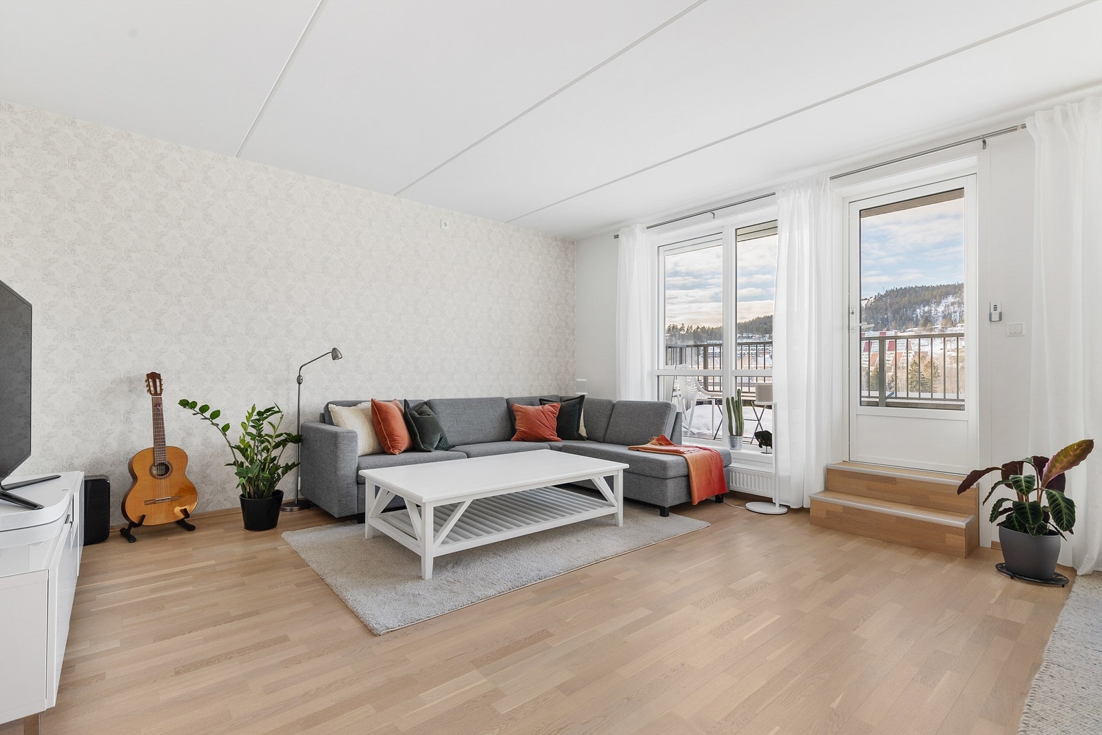 Stuen har store vindusflater som slipper inn godt med naturlig lys. Galleribilde