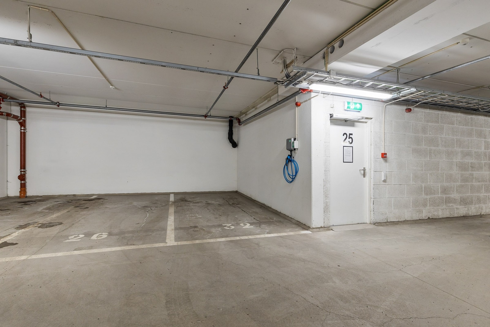 Hver seksjon har en vedtektsfestet eksklusiv bruksrett til en nummerert garasjeplass i garasjekjeller. Denne seksjonens parkeringsplass er plass nr. 32 i følge selger. Galleribilde