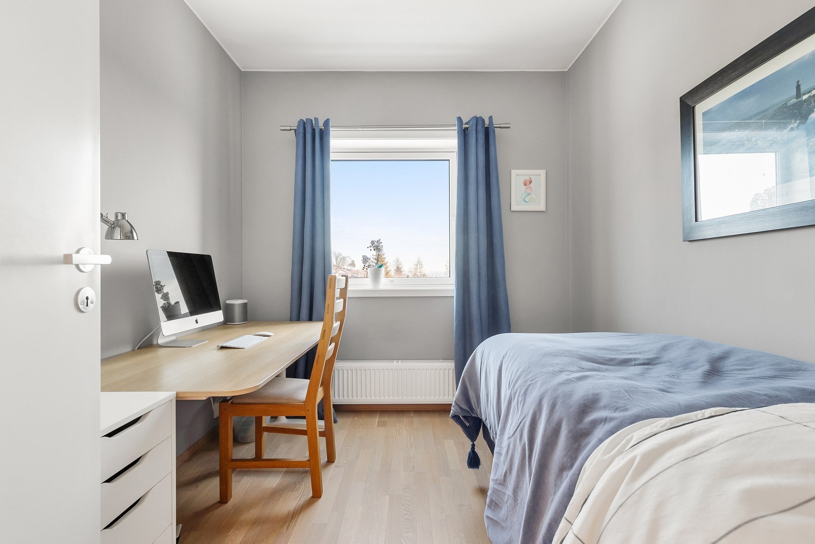Det andre soverommet er noe mindre, men vil fungere perfekt som gjesterom, barnerom eller kontor. Begge rommene har vinduer som slipper inn godt med naturlig lys. Galleribilde