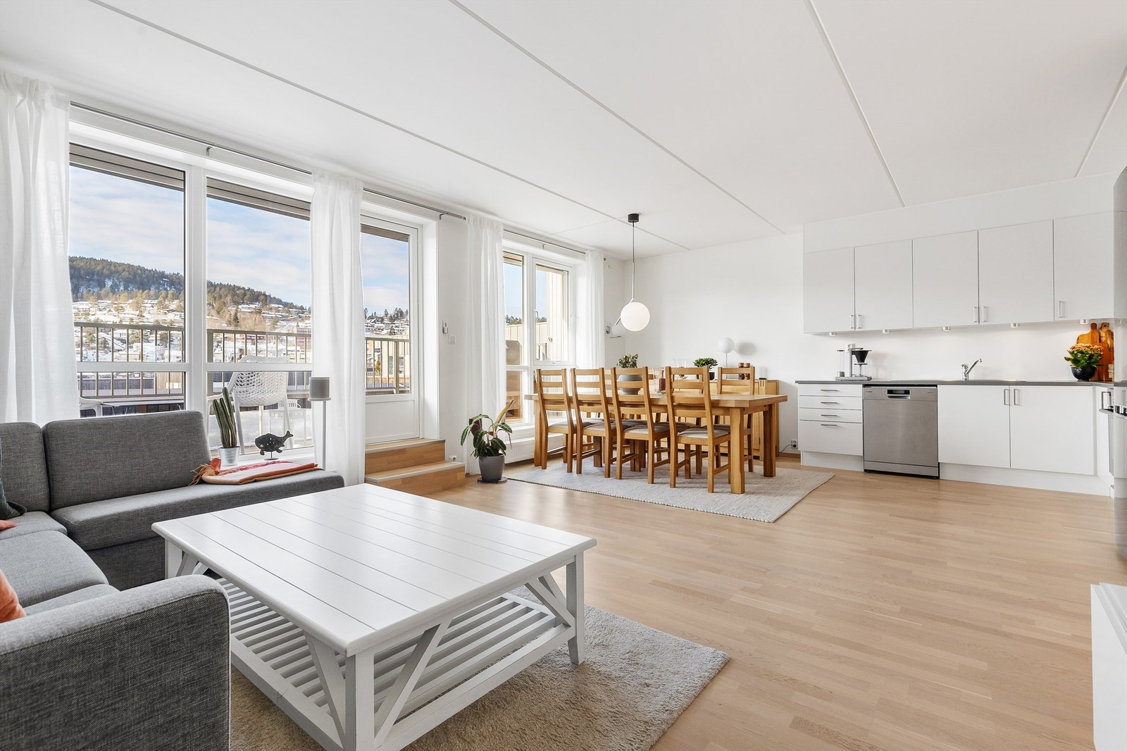 Velkommen til Bondistranda 25, presentert av Truls E. Holm i Krogsveen. Galleribilde
