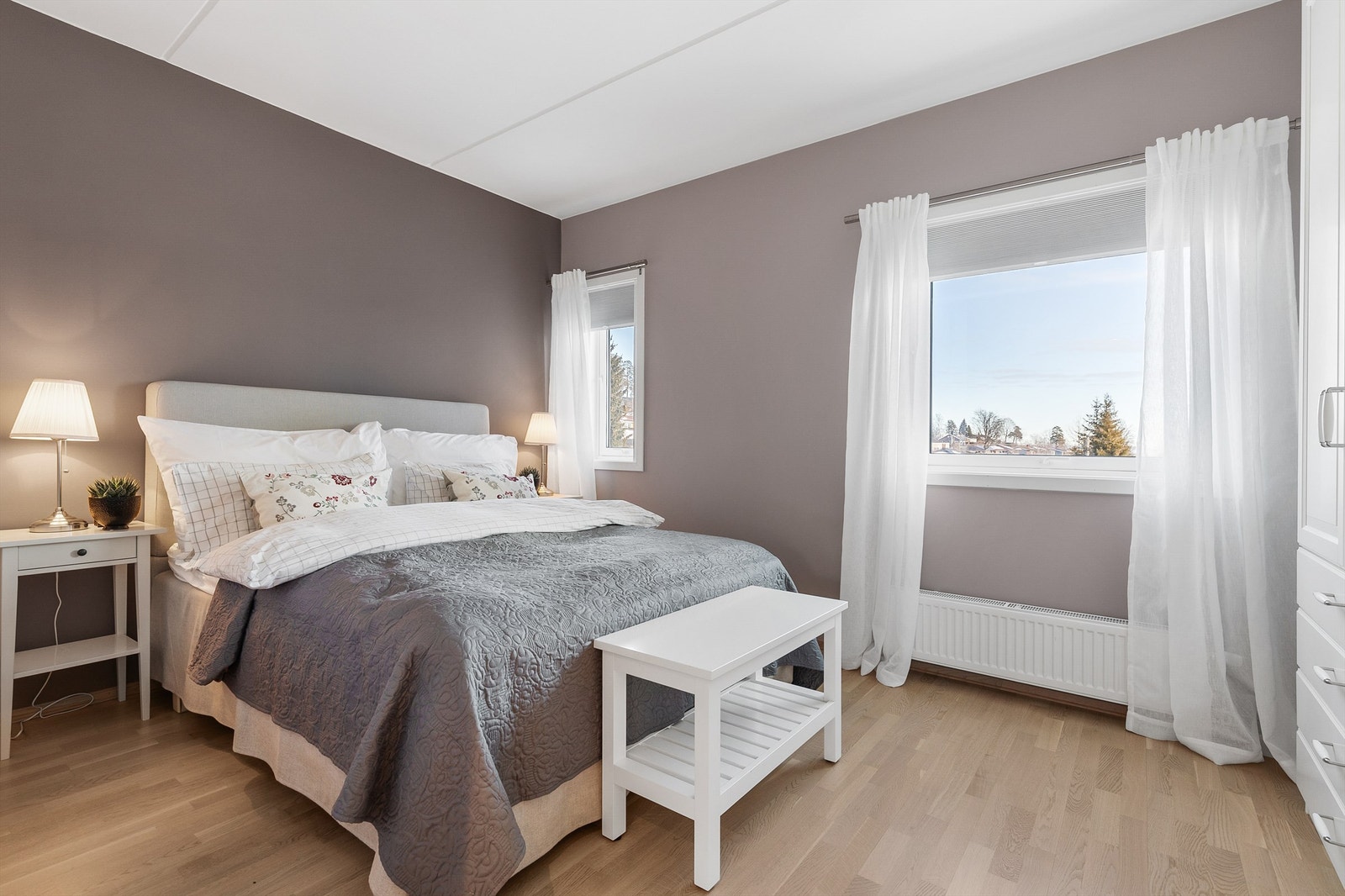 Boligen har 2 soverom. Hovedsoverommet er av god størrelse og har plass til dobbeltseng med nattbord på hver side. Galleribilde