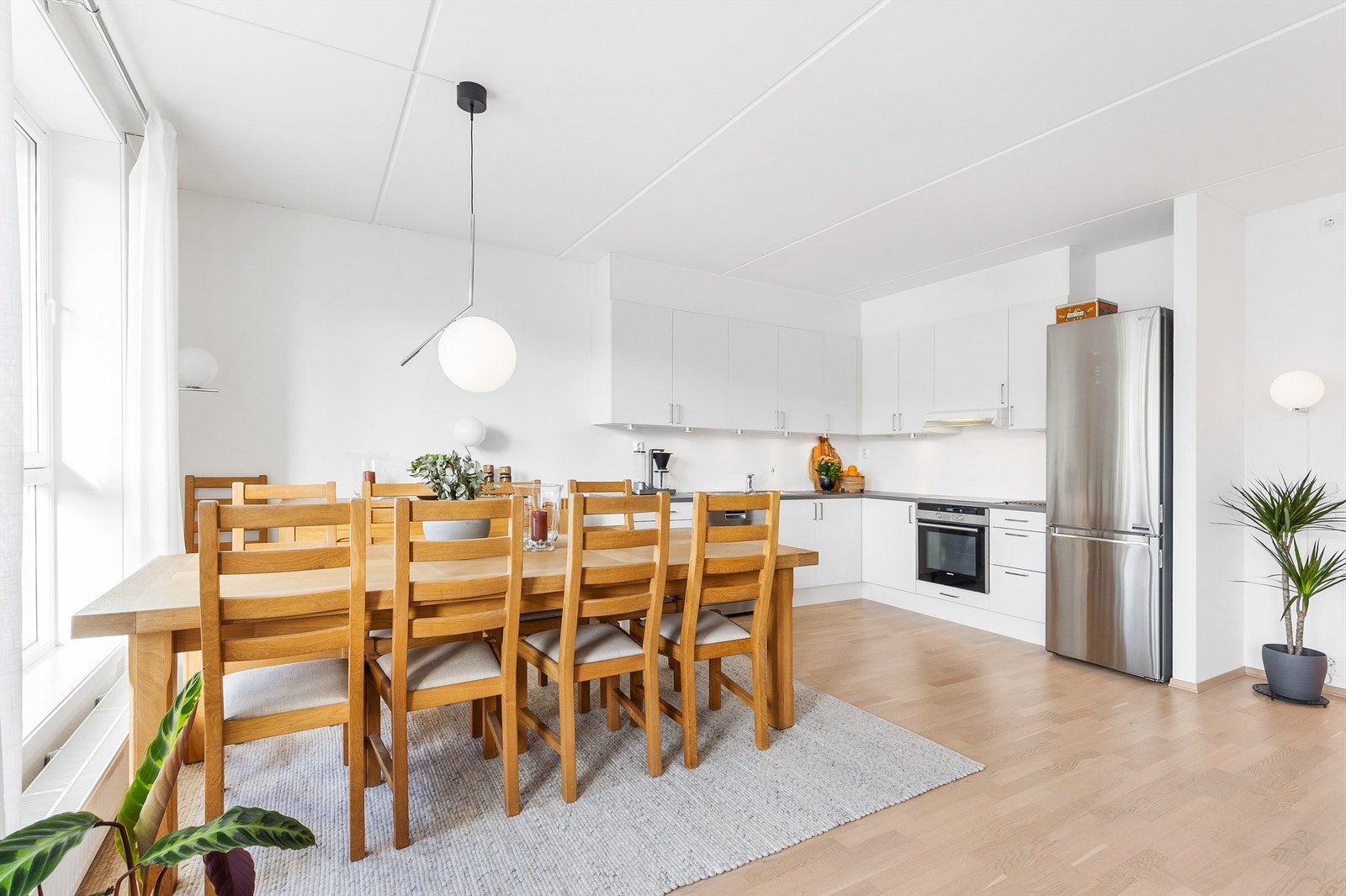 Her får du en lys og gjennomgående 3-roms leilighet med fantastiske solforhold. Den åpne løsningen mellom stue og kjøkken skaper en sosial atmosfære når man har gjester eller er med familien. Galleribilde