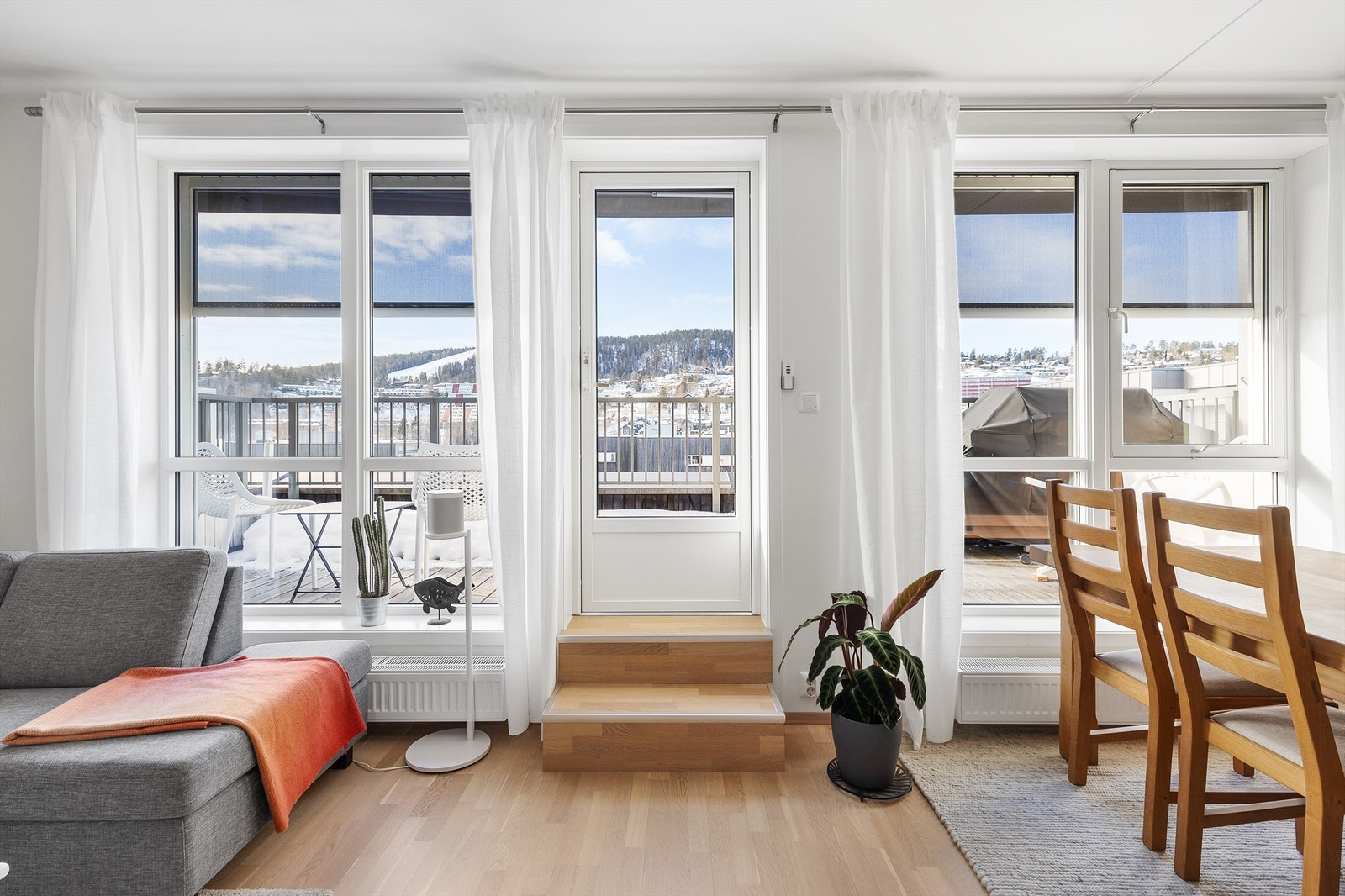 Fra stuen er det utgang til vestvendt balkong med flott utsikt og fantastiske solforhold. Galleribilde