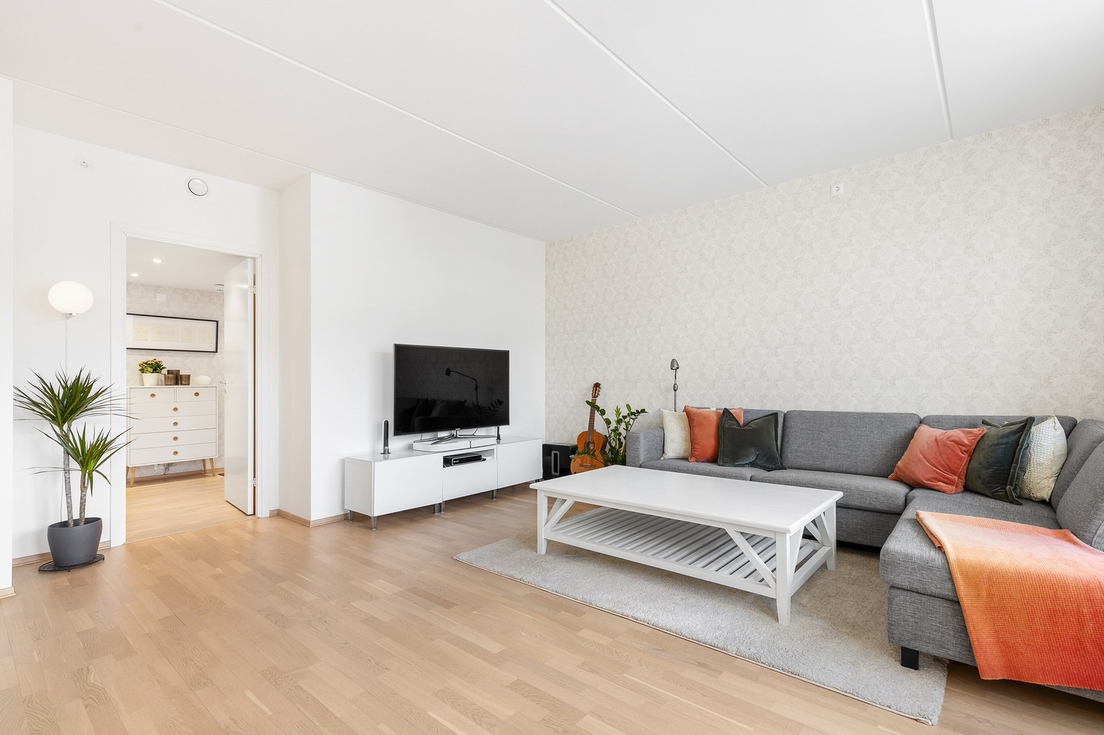 Lys og luftig stue med plass til sittegruppe og TV-område. Galleribilde