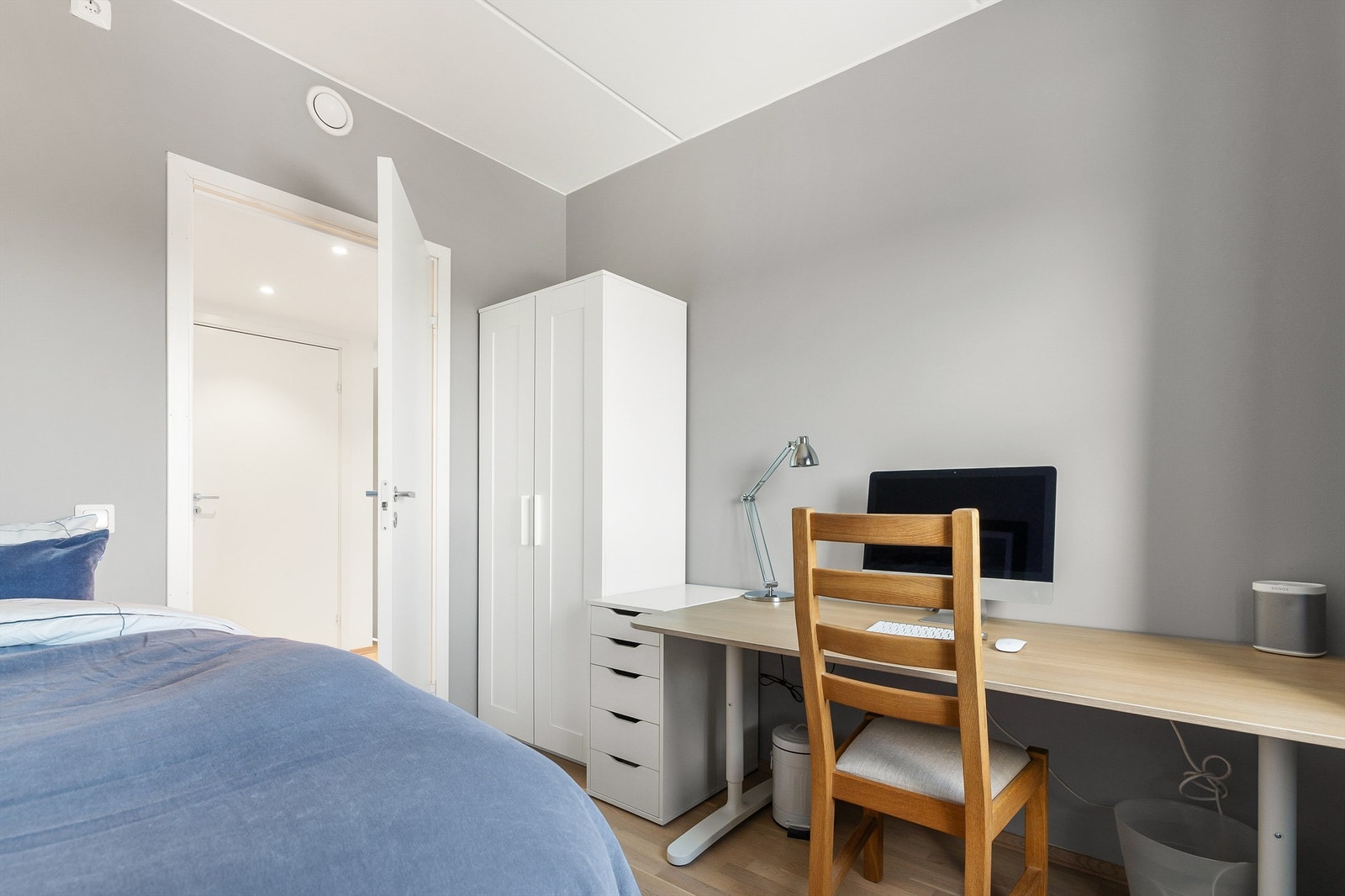 Det andre soverommet er noe mindre, men vil fungere perfekt som gjesterom, barnerom eller kontor. Begge rommene har vinduer som slipper inn godt med naturlig lys. Galleribilde