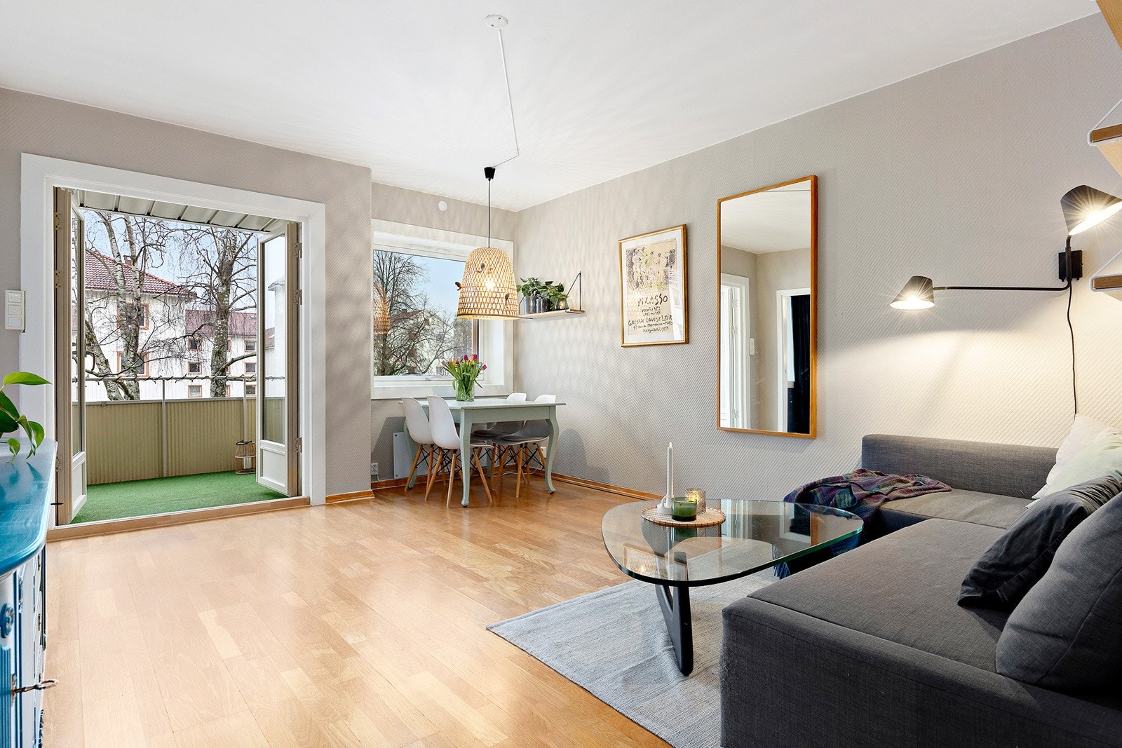 Fin tofløyet balkongdør med adkomst fra stuen til vestvendt balkong på ca. 8 kvm Galleribilde