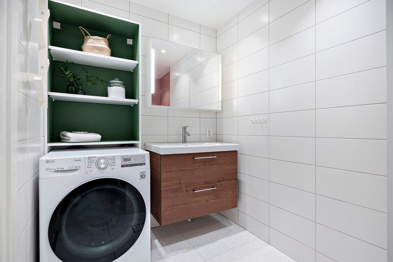 Opplegg for vaskemaskin. Vegghengt servantskap med skuffer. Galleribilde