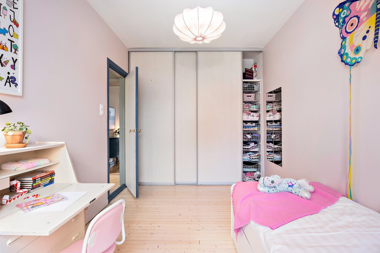 Soverom 2 med Skyvedørsgarderobe med praktisk innreding. Galleribilde