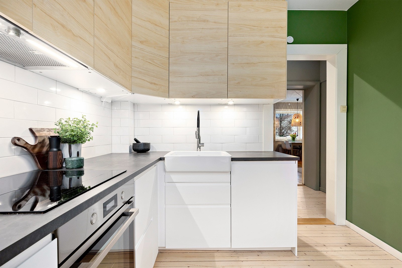 Integrerte hvitevarer. Kjøleskap med frysedel, oppvaskmaskin, komfyr samt nedfelt induksjonstopp tilkoblet komfyrvakt medfølger Galleribilde