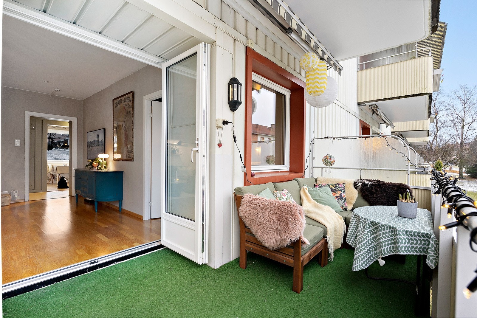 Vestvendt balkong ca 8 kvm med god plass til utemøbler Galleribilde