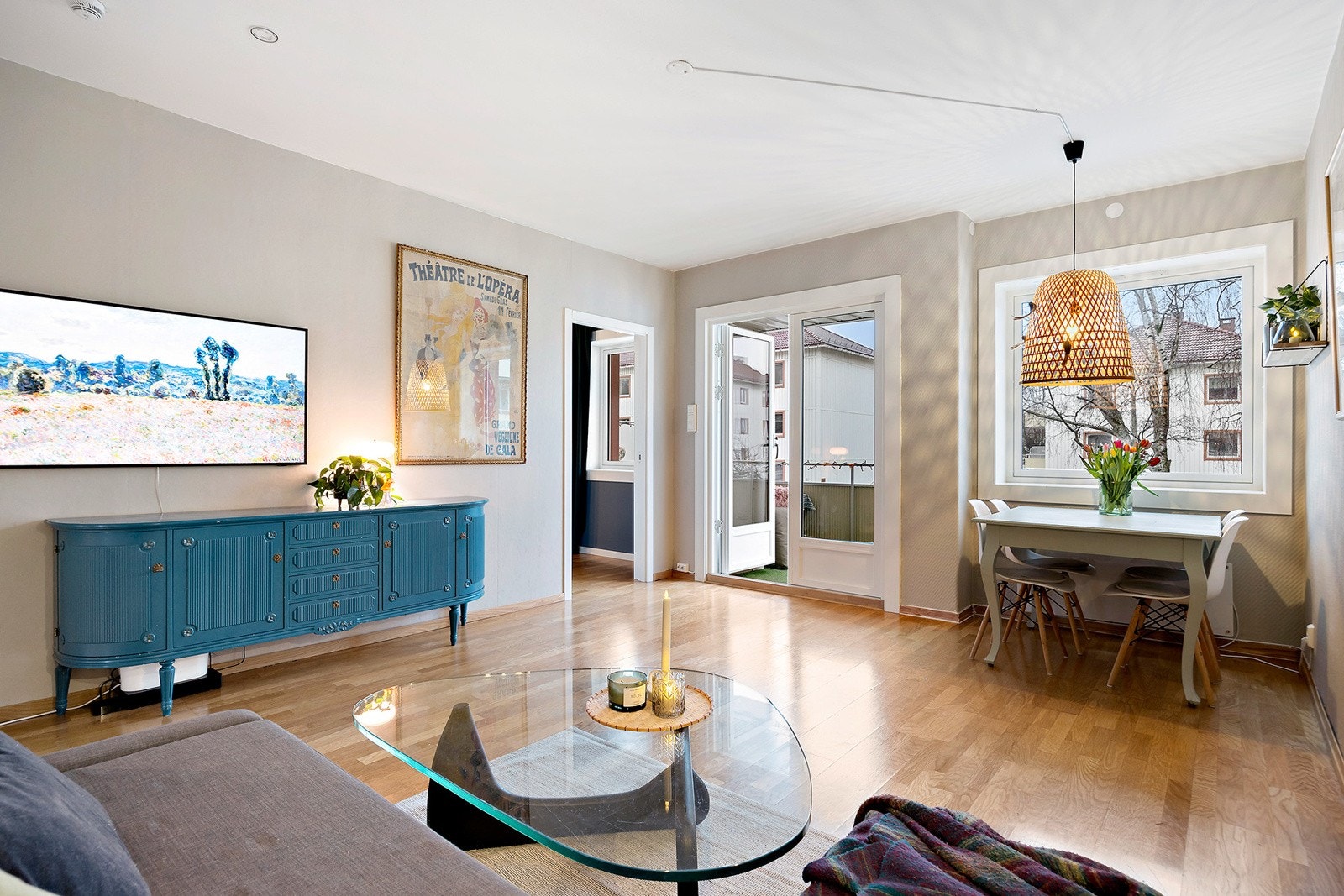 Stue med god plass til sofagruppe og spisebord Galleribilde