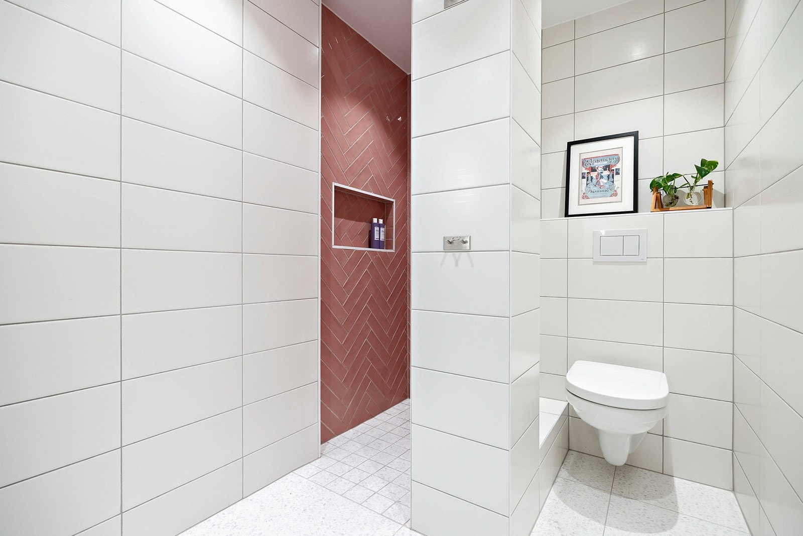 Stort lekkert flislagt bad med gulvvarme og downlights pusset opp i 2022 Galleribilde