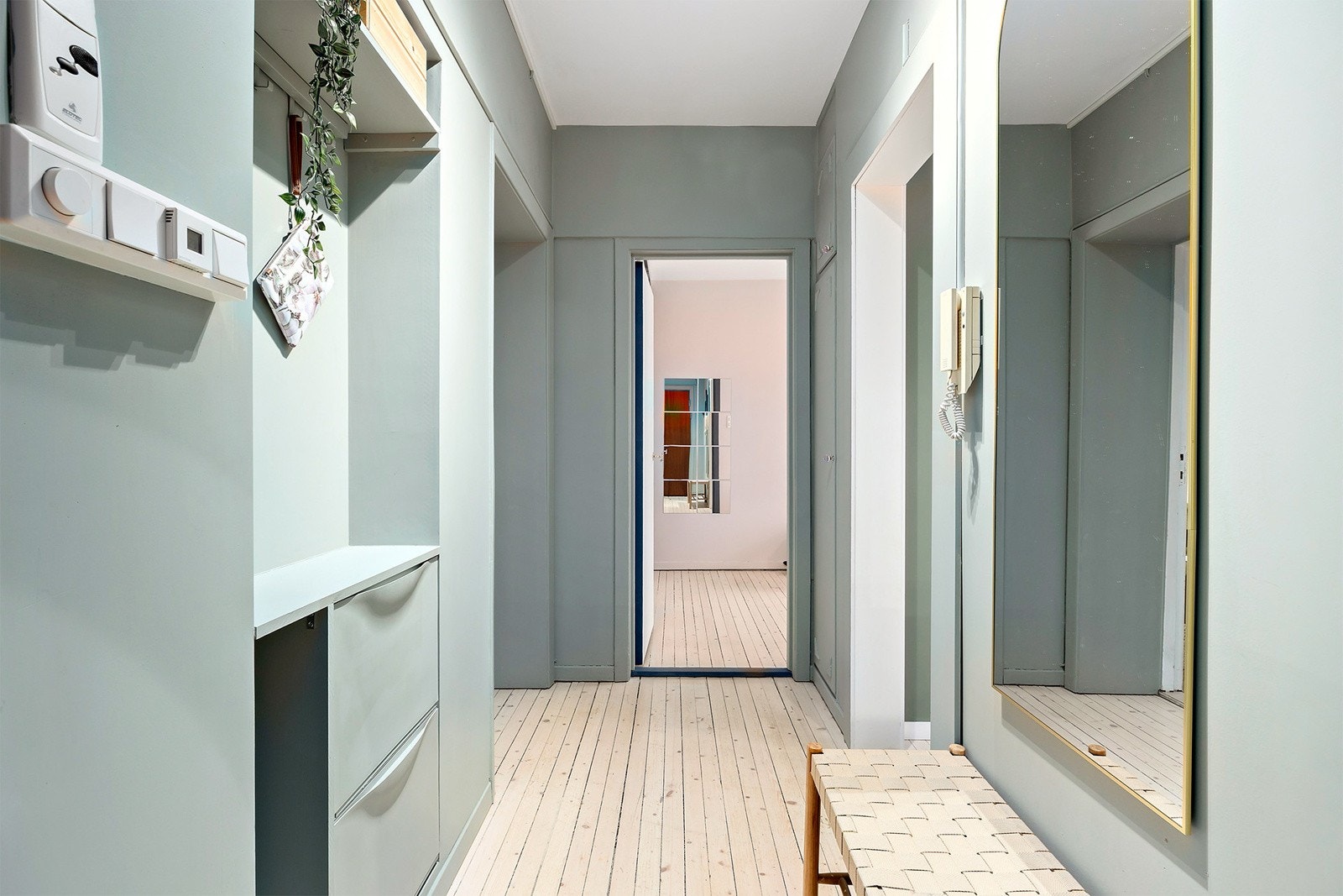 Entré med plassbygget garderobeskap. Originale tregulv Galleribilde