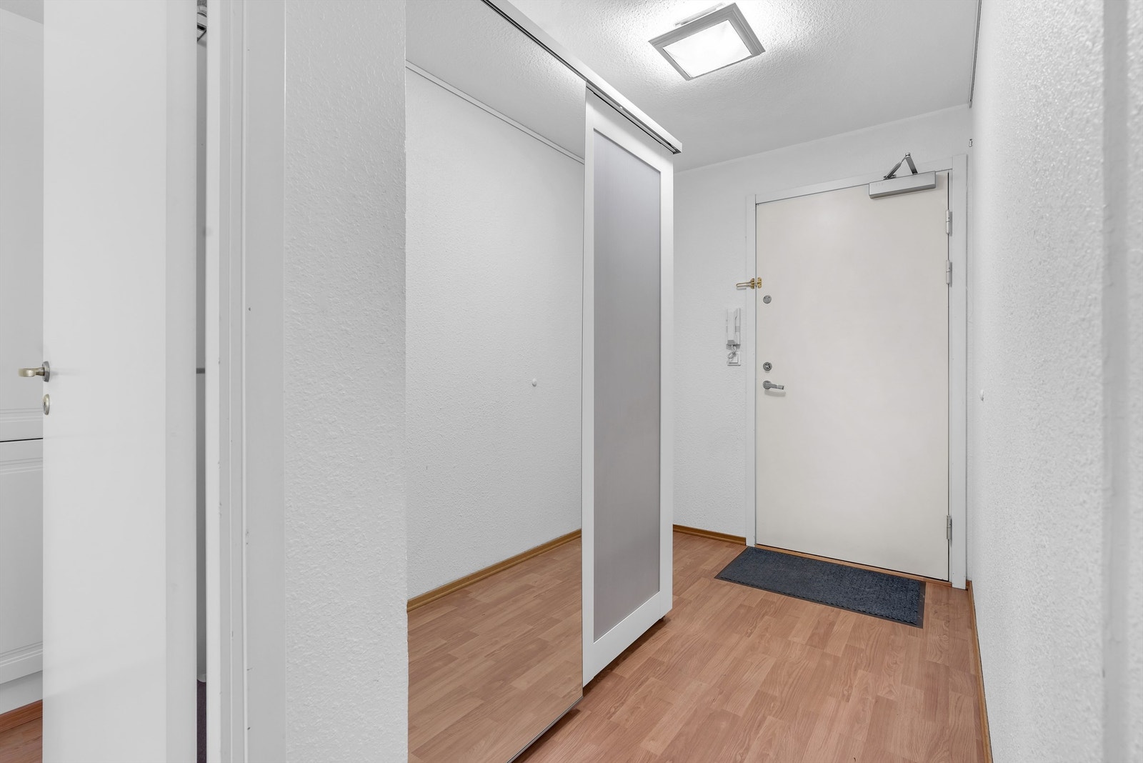 Entré med skyvedørsgarderobe Galleribilde