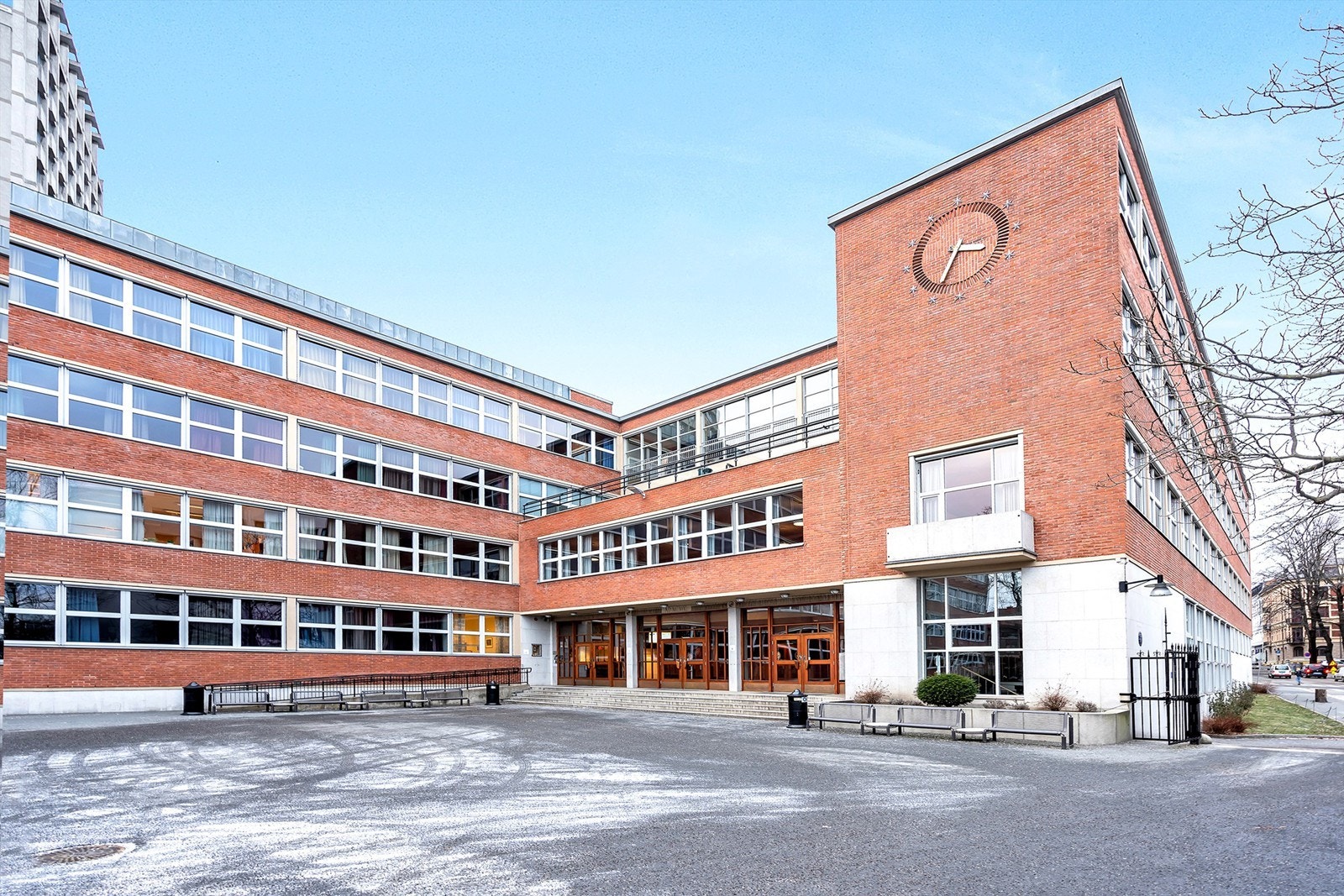 Flere skoler i området, her ved Oslo Handelsgymnasium Galleribilde