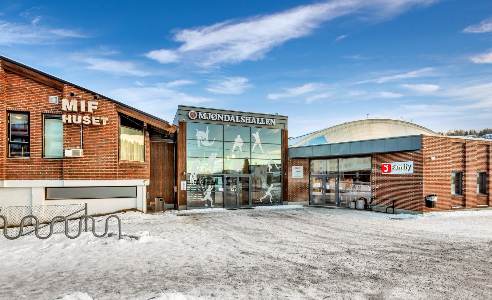 Mjøndalshallen er i nærheten hvor det blant annet er treningssenter, isbane, fotballbane, turn, håndball, innebandy m.m Galleribilde