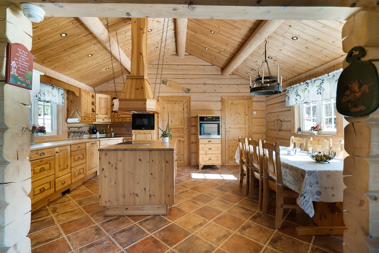 På kjøkkenet er det kjølerom og installert sugebrett ved gulv tilknyttet sentralstøvsuger Galleribilde