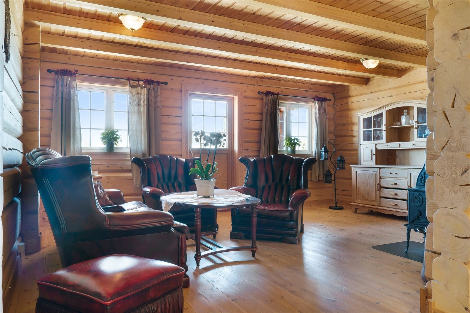 Den andre stuen i 1. etasje, med vedovn og utgang til terrassen. Galleribilde