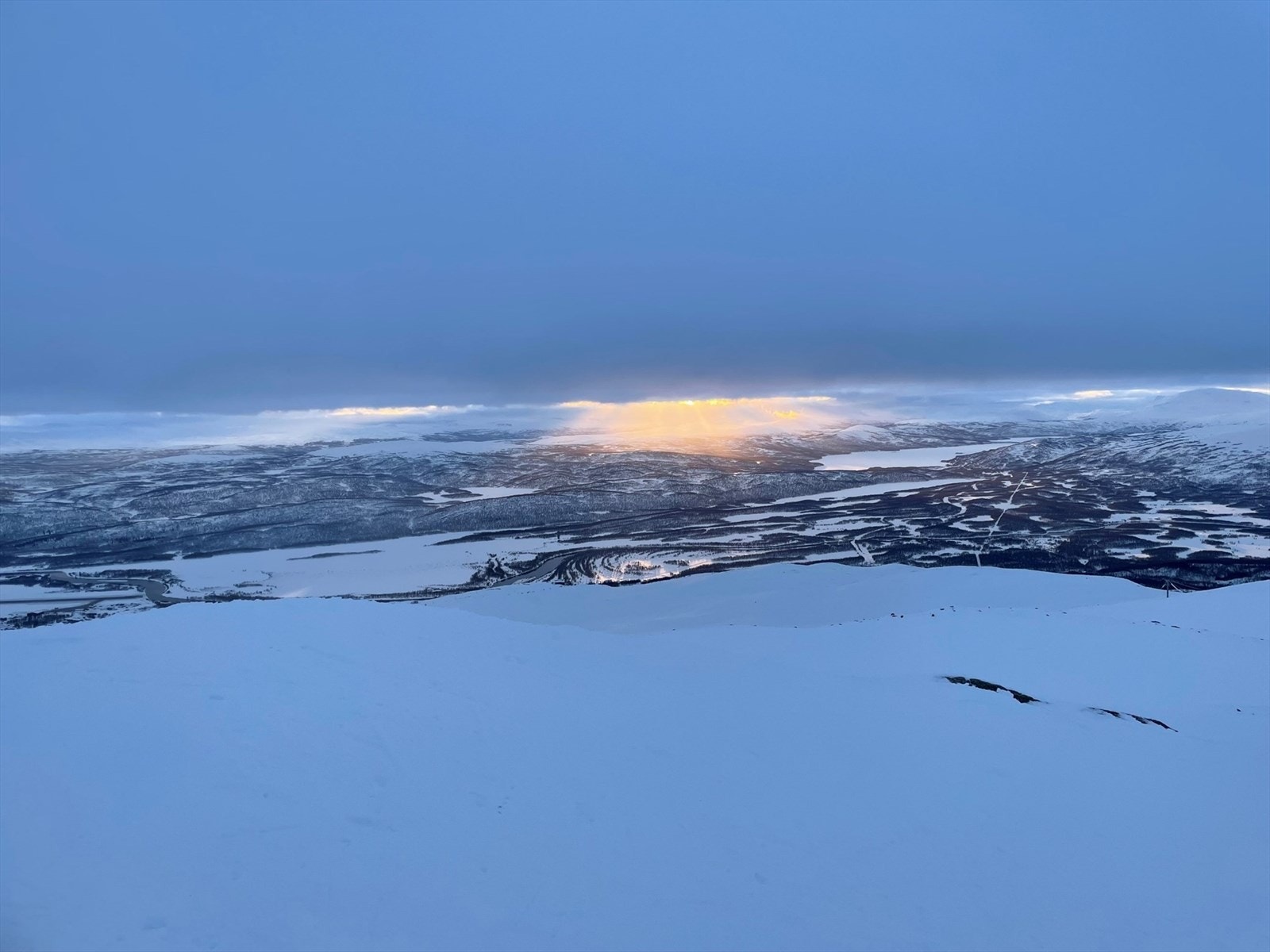 Til Hemavan bruker du ca. 50 minutter med bil, her finner du Nord-Sveriges største alpinanlegg og frikjøringsparadiset Kobåset. Bilde er fra toppen av Kungsliften i Hemavan. Galleribilde