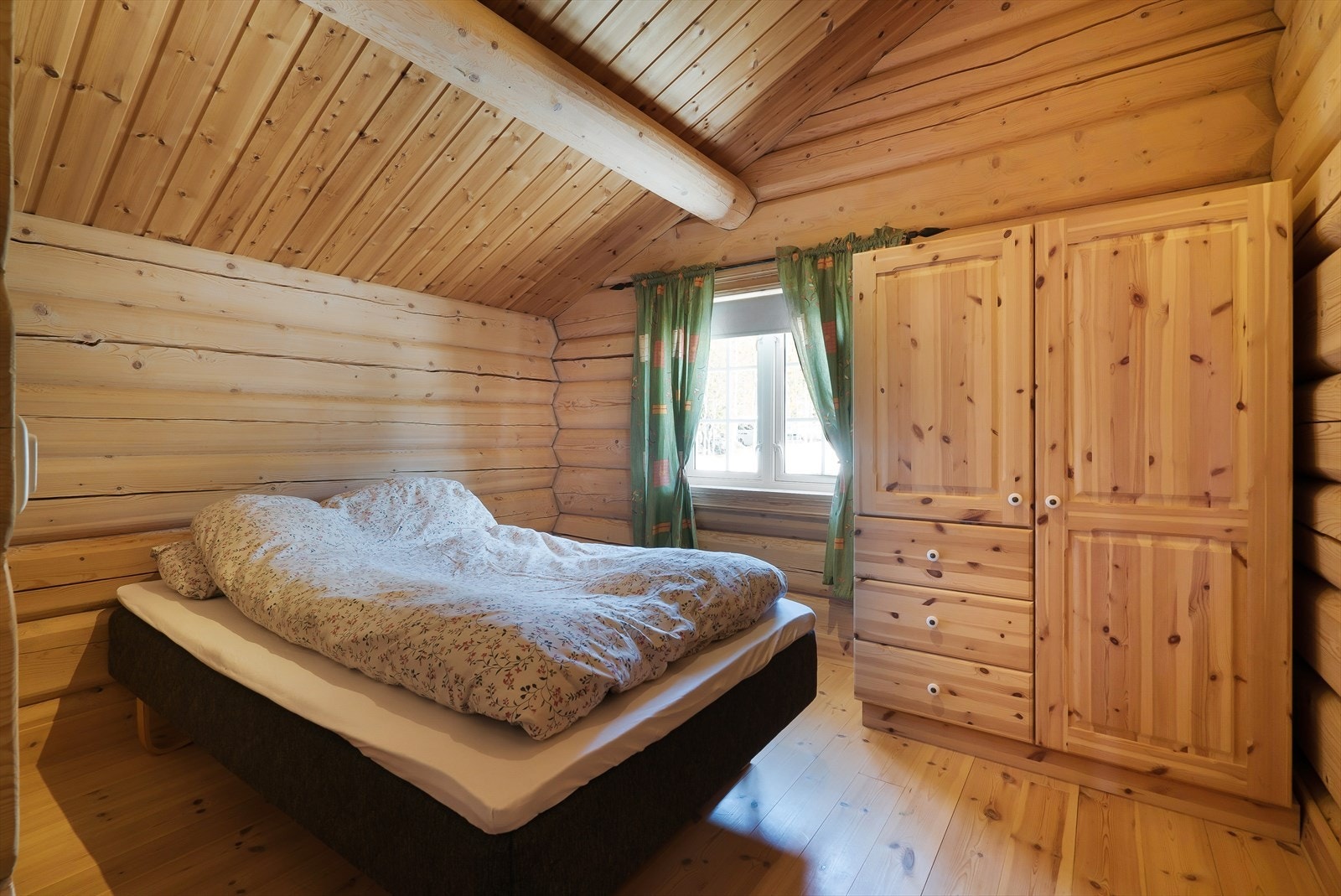 Soverom 2. etasje - også dette soverommet har håndlaget garderobeskap. Galleribilde