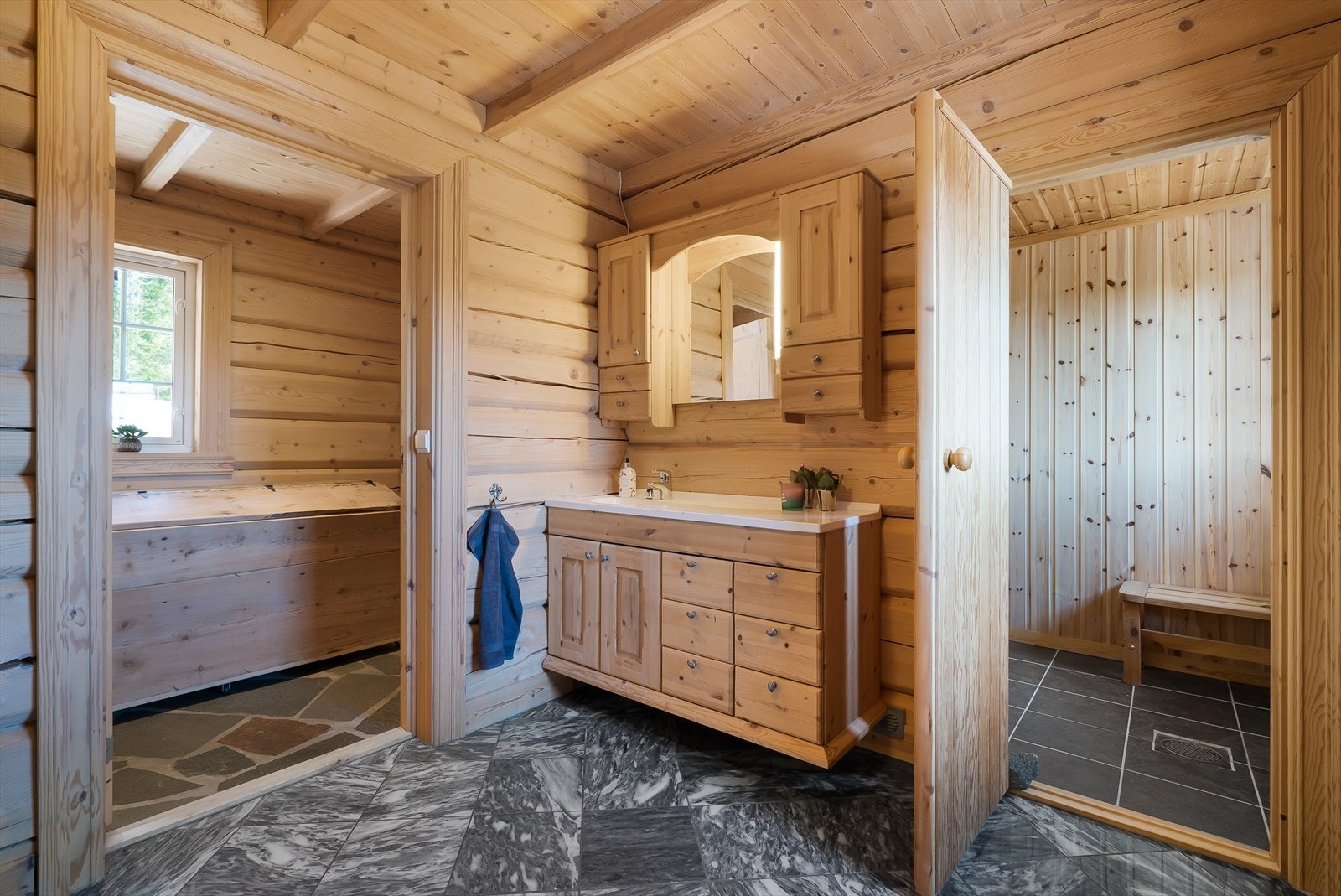 Baderomsinnredningen er håndlaget og har heltre skrog og heltre furu fronter Galleribilde