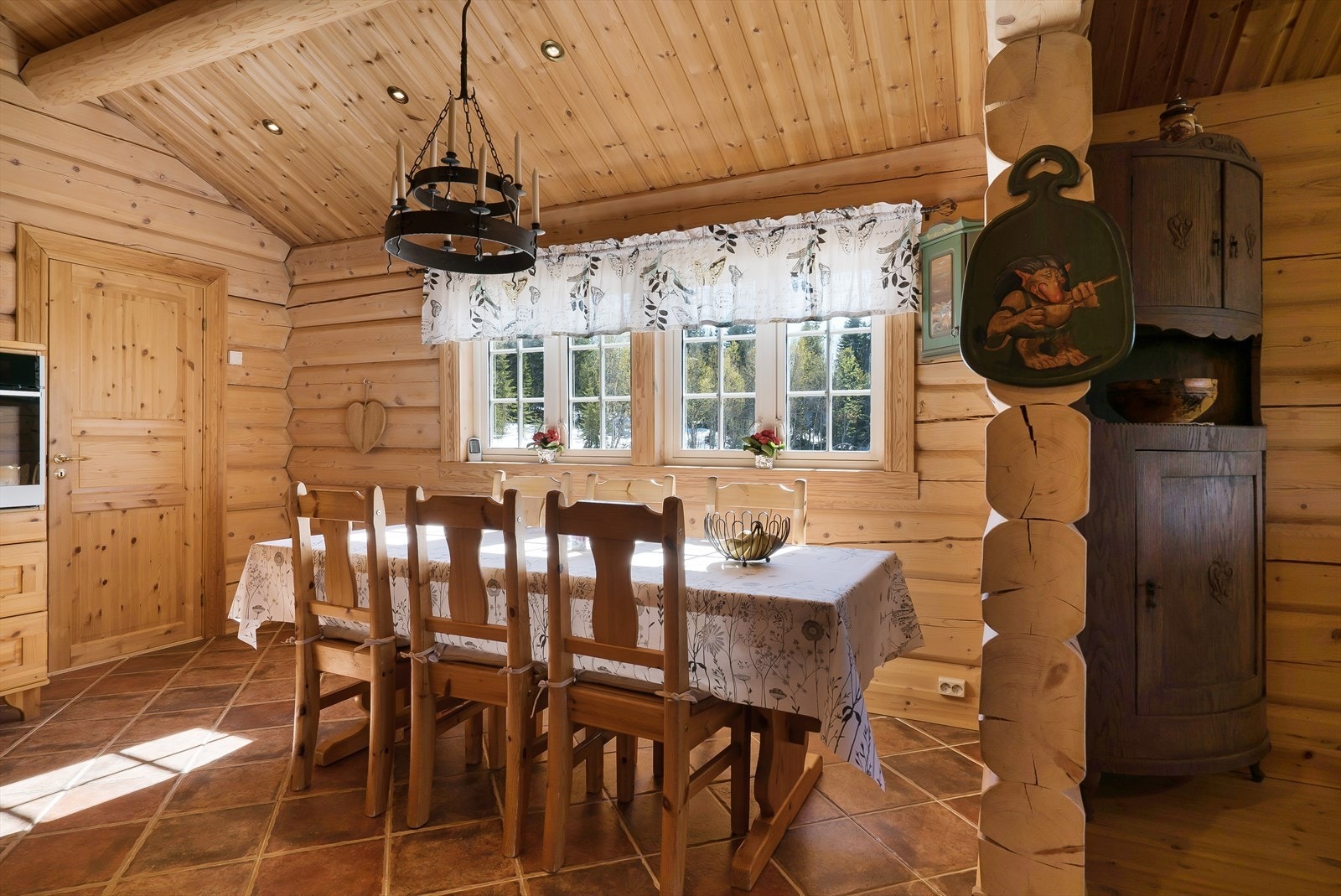 God plass til spisebord. Her er det mulighet til å etablere dør direkte ut i hagen mot vest, dersom ny eier ønsker det Galleribilde