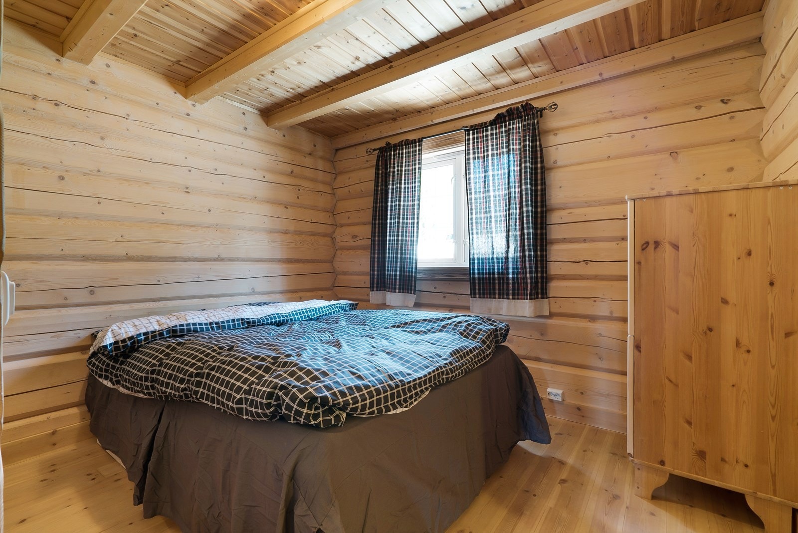 Soverom i 1. etasje med håndlaget garderobeskap. Galleribilde