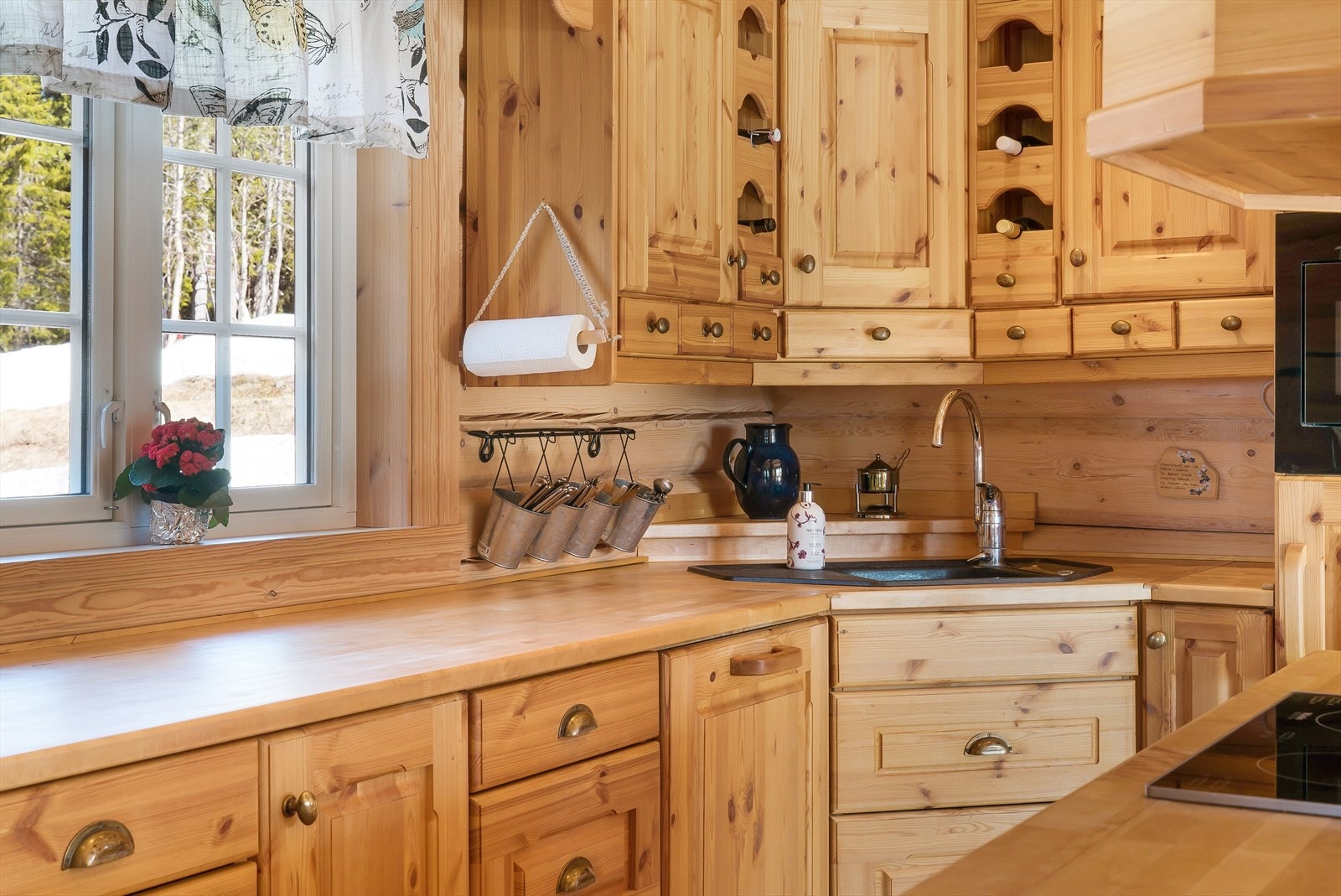 Oppvaskkum av silgranitt og integrert oppvaskmaskin, koketopp, stekovn og kjøleskap Galleribilde