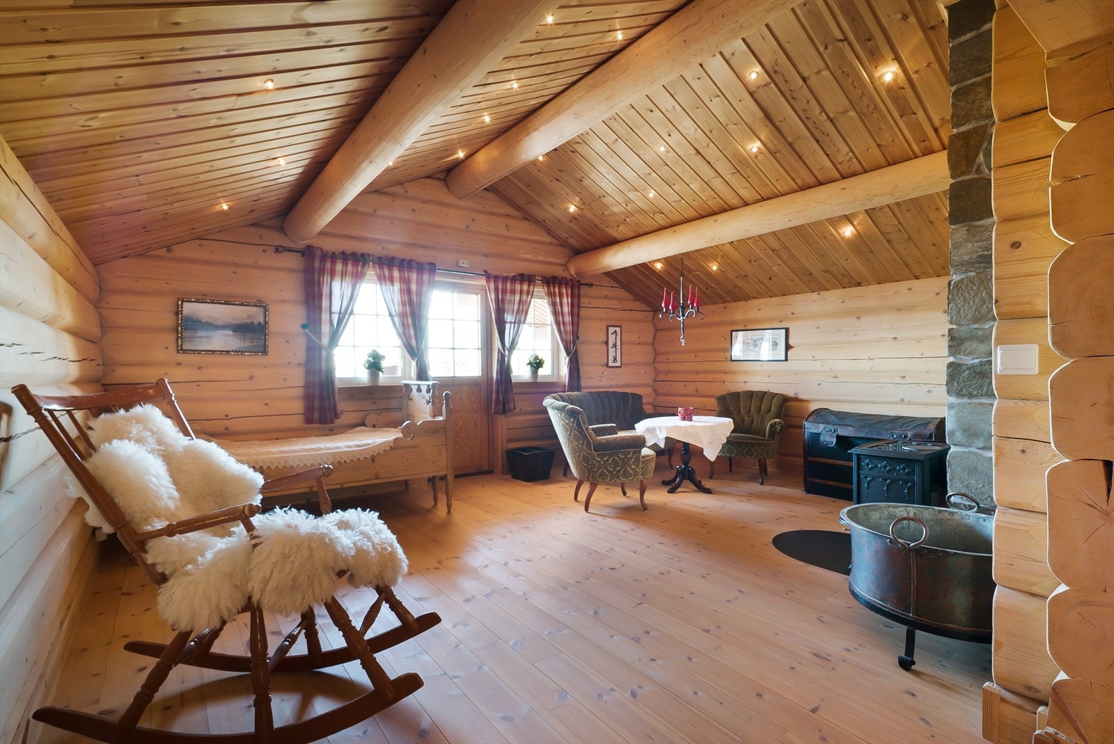 Loftstue har utgang til en balkong. Galleribilde