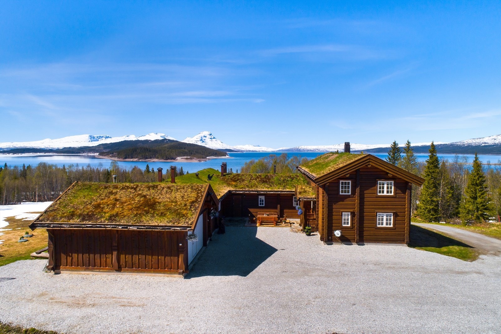 Aktiv Eiendomsmegling v/Tomi Christian Johansen, presenterer her en helt unik eiendom! 7 soverom, 3 stuer, vannbåren varme, innlagt fiber, jakt , fiske, snøscooterløyper i nærheten! Galleribilde