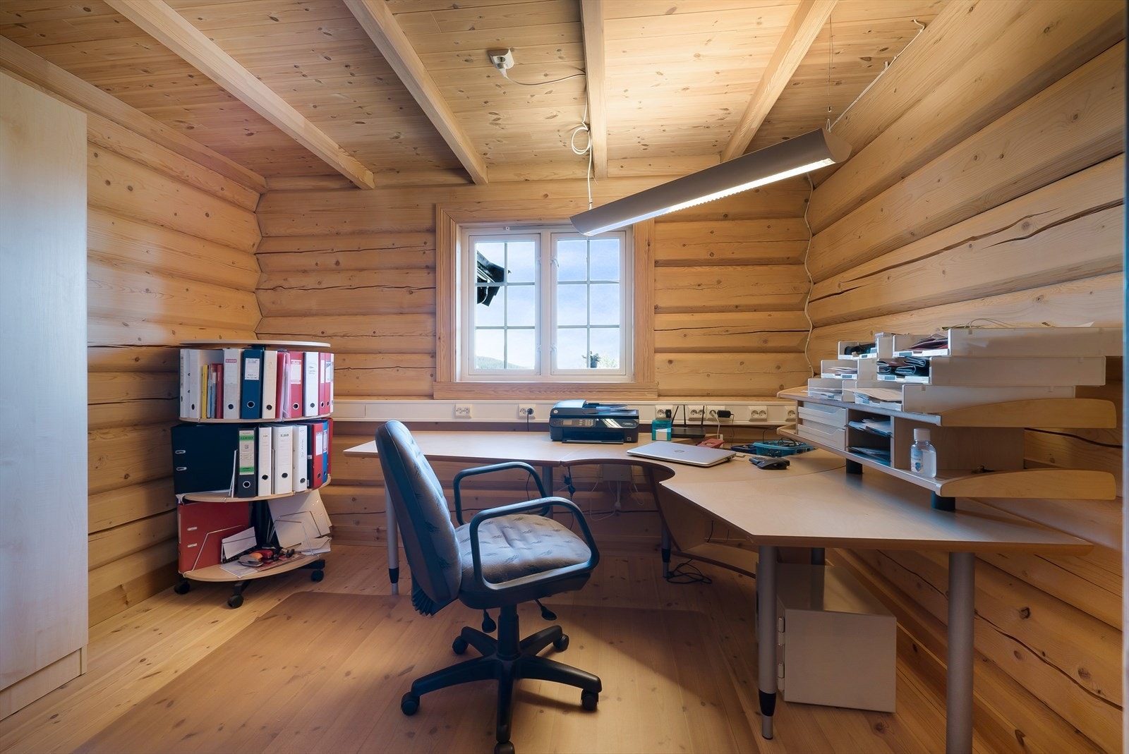 Soverom/kontor. Det er innlagt fiber i boligen, som gjør det uproblematisk å jobbe fra hjemmekontoret. Galleribilde