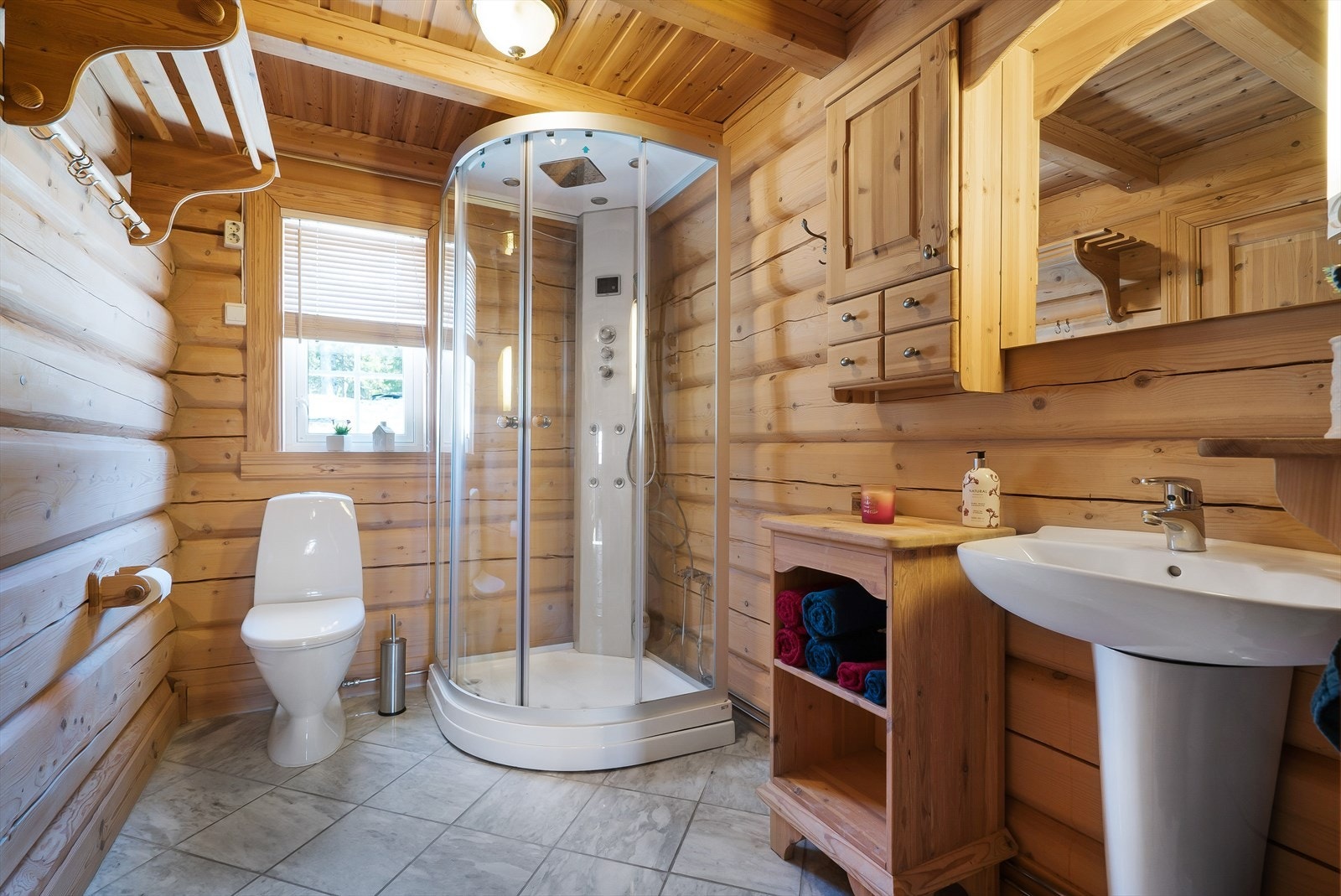 Bad 2 i 1. etasje. I tillegg inneholder 1. etasje et toalettrom. Galleribilde