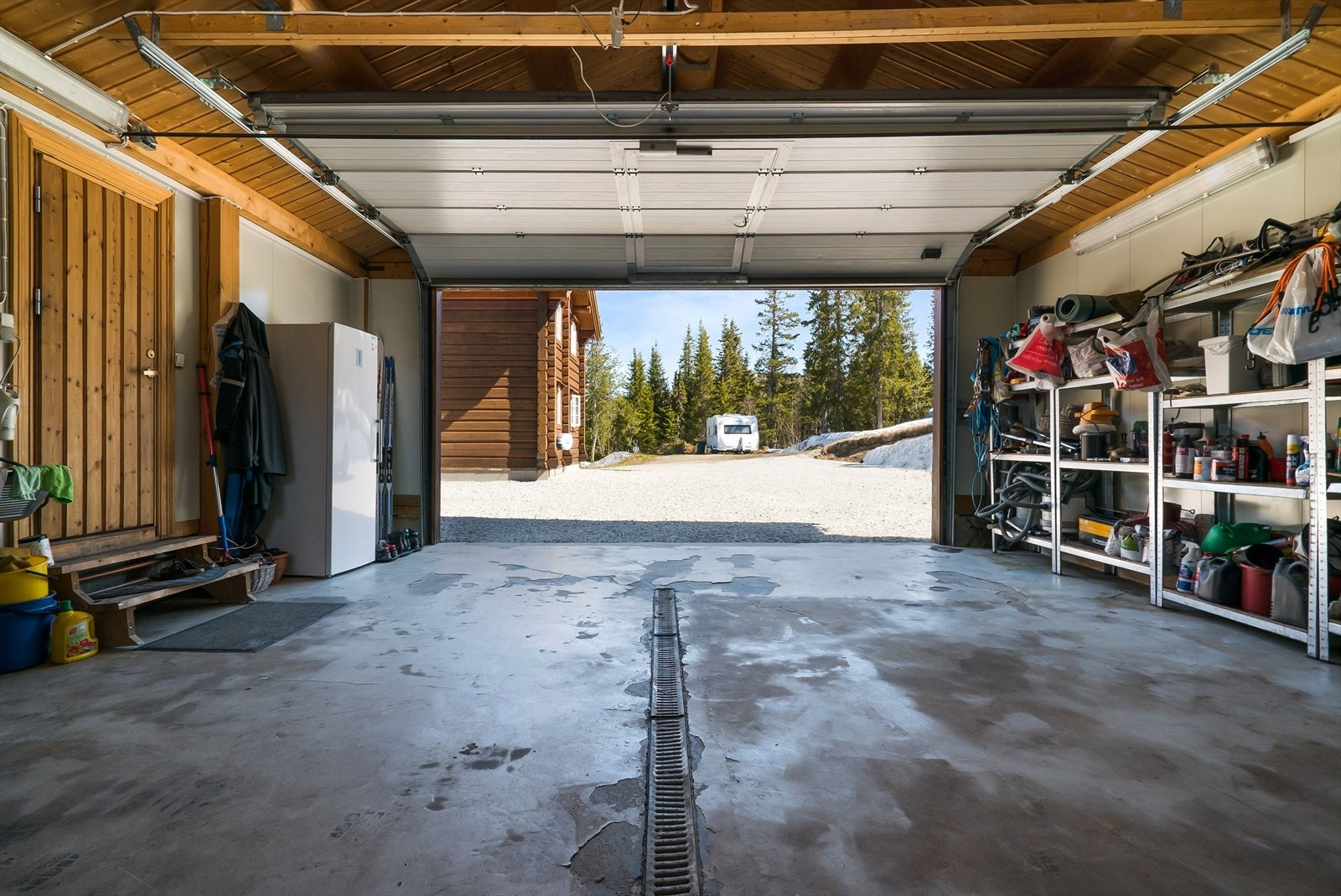 Garasje med vannbåren varme i den støpte sålen. Garasjen er isolert i vegger og tak Galleribilde