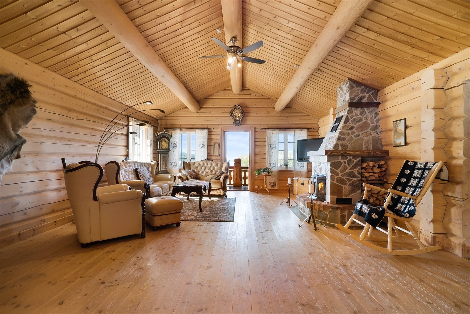 Stor stue i tilknytning til kjøkkenet og med utgang til stor terrasse Galleribilde