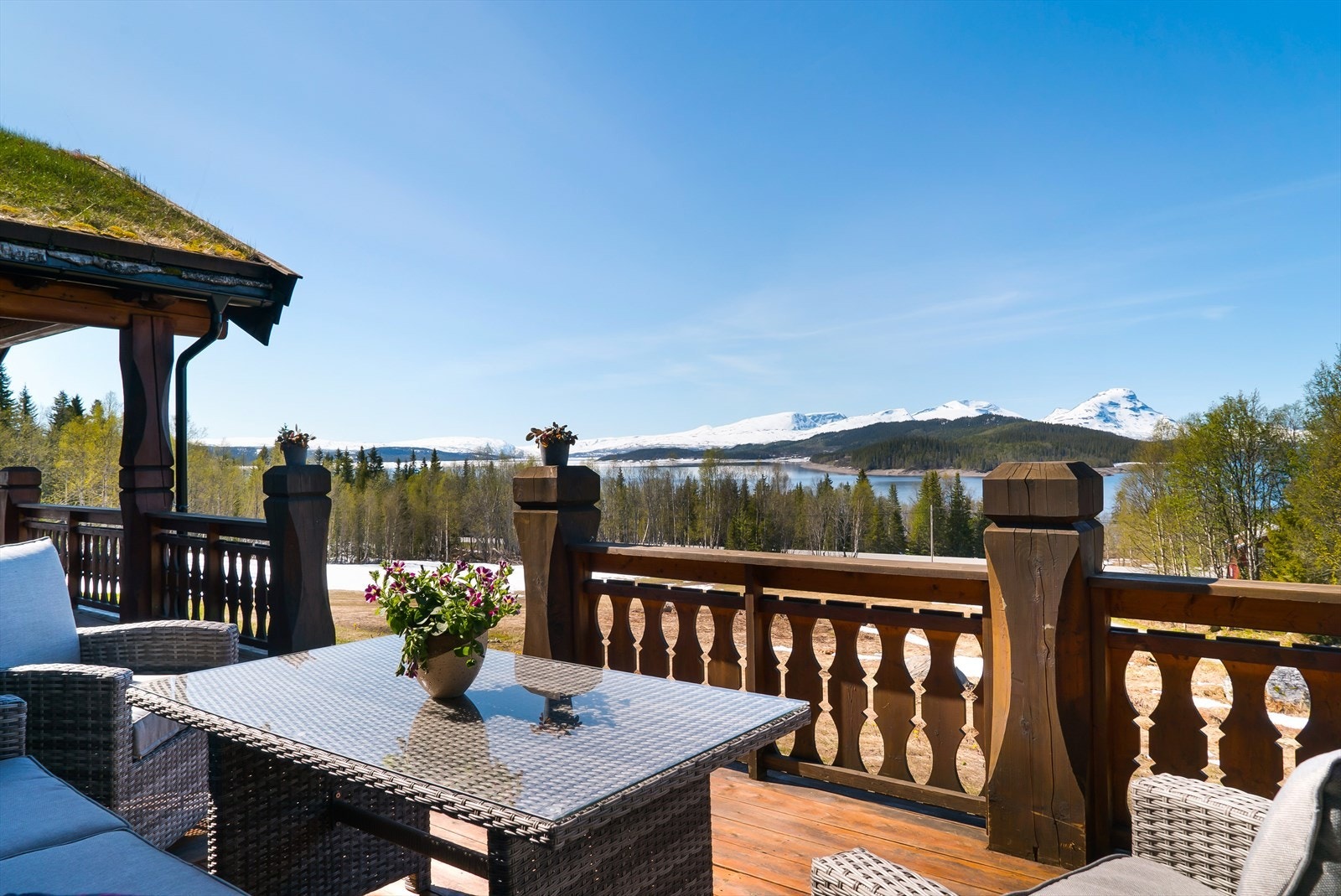 Fra terrassen er det en fantastisk utsikt over Røssvatnet og de omkringliggende fjell. Galleribilde