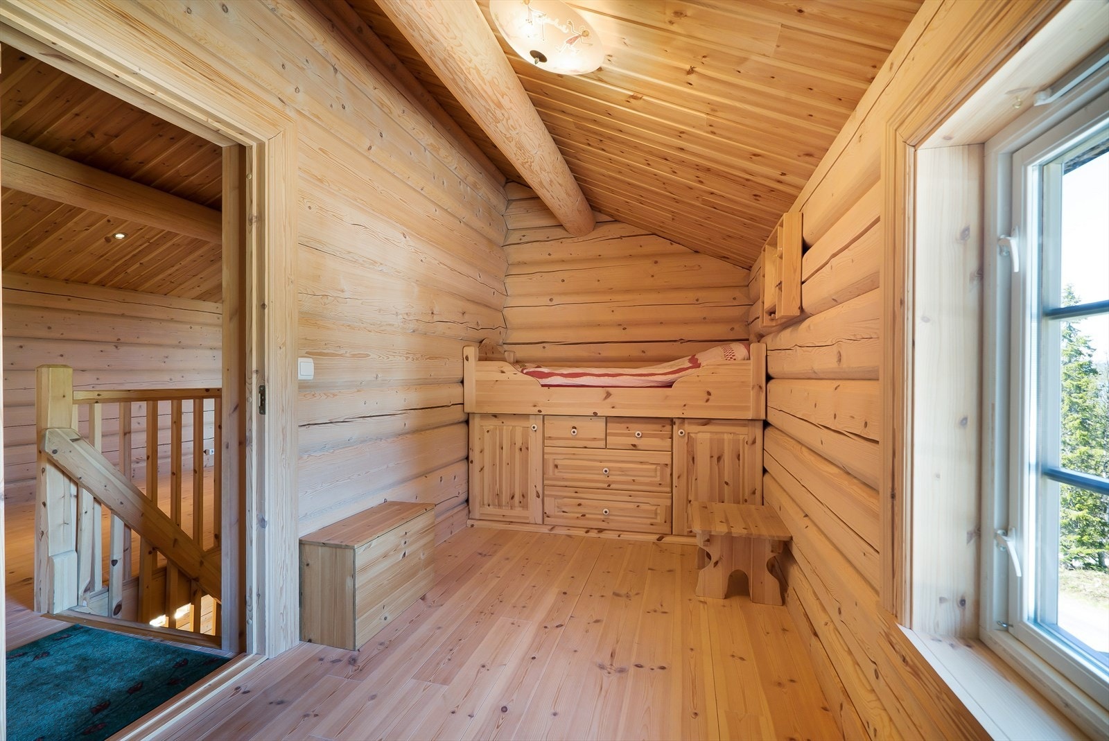 Noen av soverommene har plassbygde senger med oppbevaring. Galleribilde