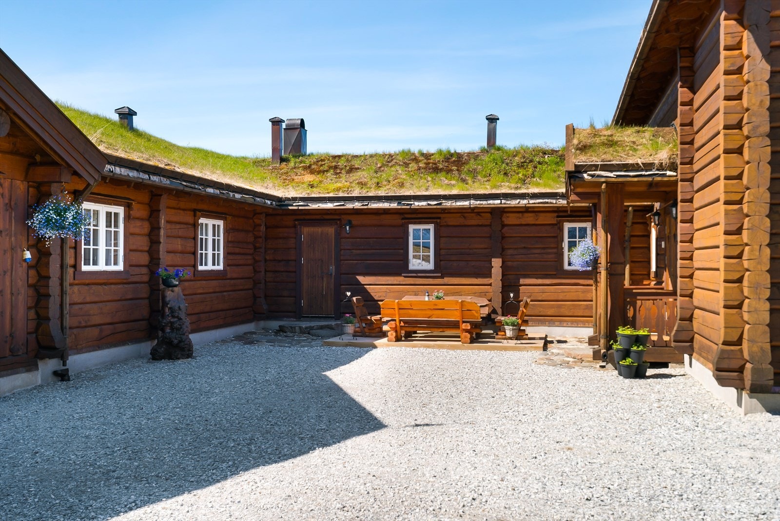 En lun krok ved inngangsparti mot sørøst, hovedinngang til venstre i bildet og bi-inngangsdør rett frem Galleribilde