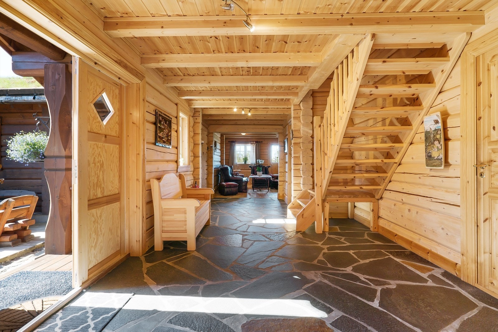 Velkommen inn! Hele 1. etasje har vannbåren varme i gulv Galleribilde