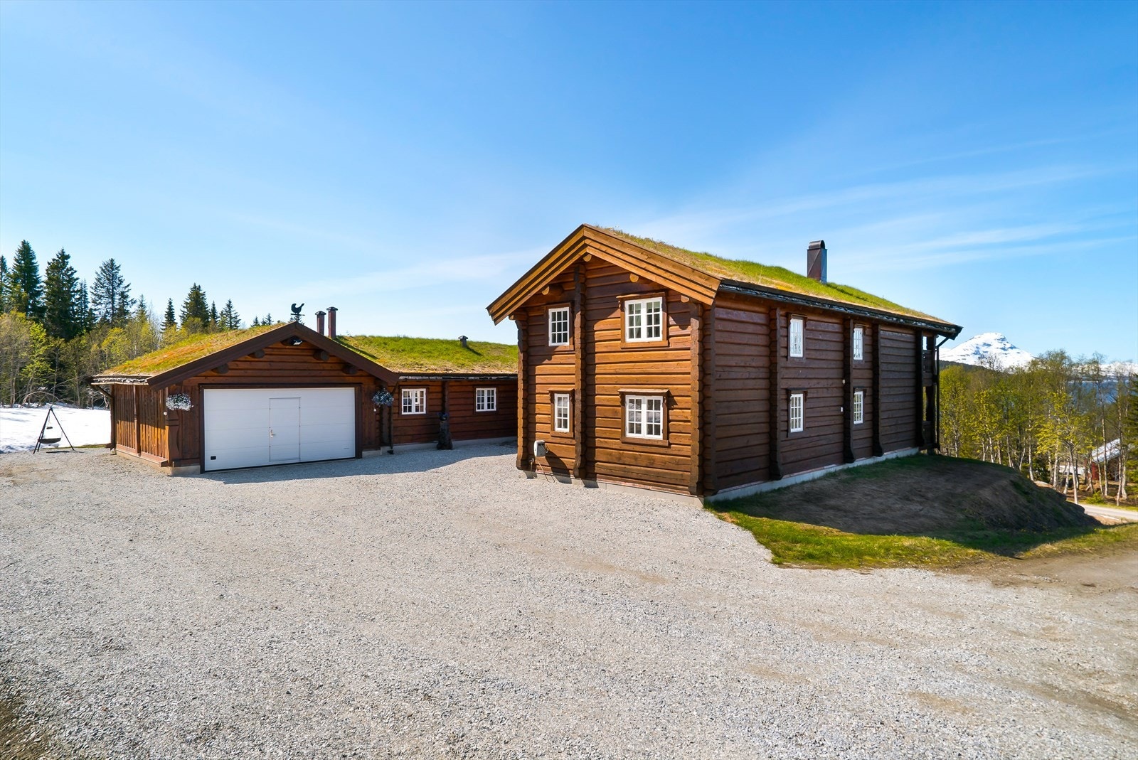 Eiet tomt på 1523,4 m2, med masse plass til parkering. Galleribilde