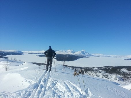 Skiene spenner du på deg utenfor stuedøra før du legger avgårde - se for en utsikt!. Galleribilde