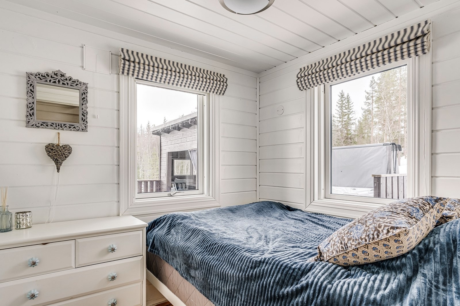 Soverom 2 med dobbeltseng og plass for kommode. Plasseringen av sengen gir flott utsikt mot nærområdet mens du nyter en kopp kaffe en stille morgen. Galleribilde