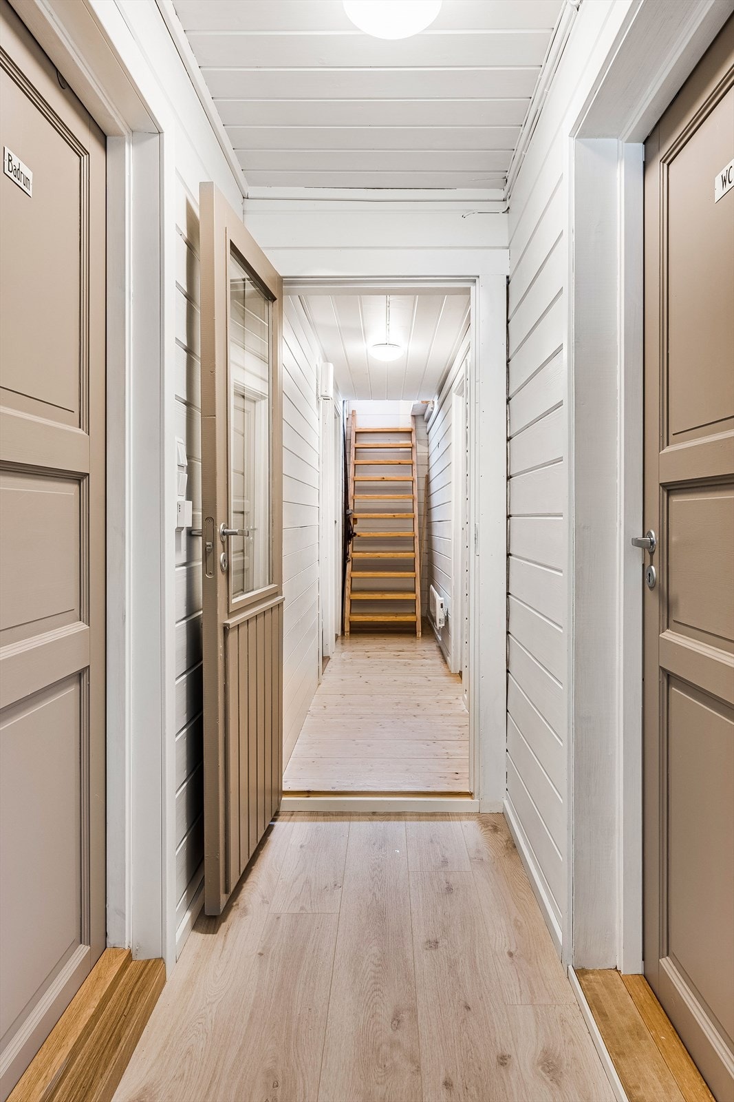 Mellom dagligrom og soveromdel er det dør - opplyst med lydisolering. Dette gir tilbaketrukne soverom i hytta. Galleribilde