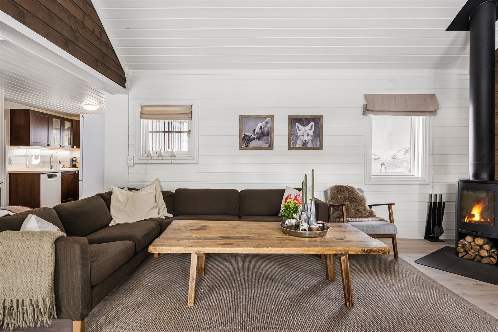 Stuen har gode møbleringsmuligheter for kos og hygge tilpasset eget bruk. Merk den åpne himlingen som gir en god romfølelse. Peisvedovnen bidrar til koselig atmosfære når det knitrer i tørr bjørkeved på mørke senvinterkvelder Galleribilde