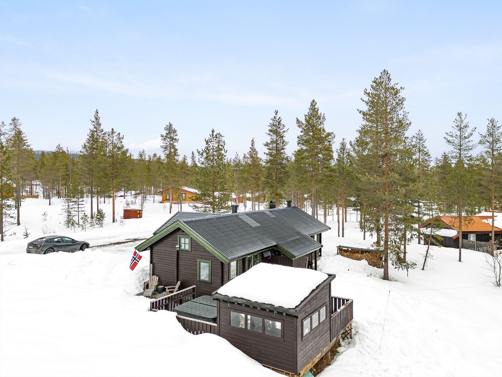 Terrassen og hytta har lite innsyn da den ligger på en stor tomt ut mot naturområder. Stor terrassedel mot friareal med utestue og jacuzzi. Galleribilde