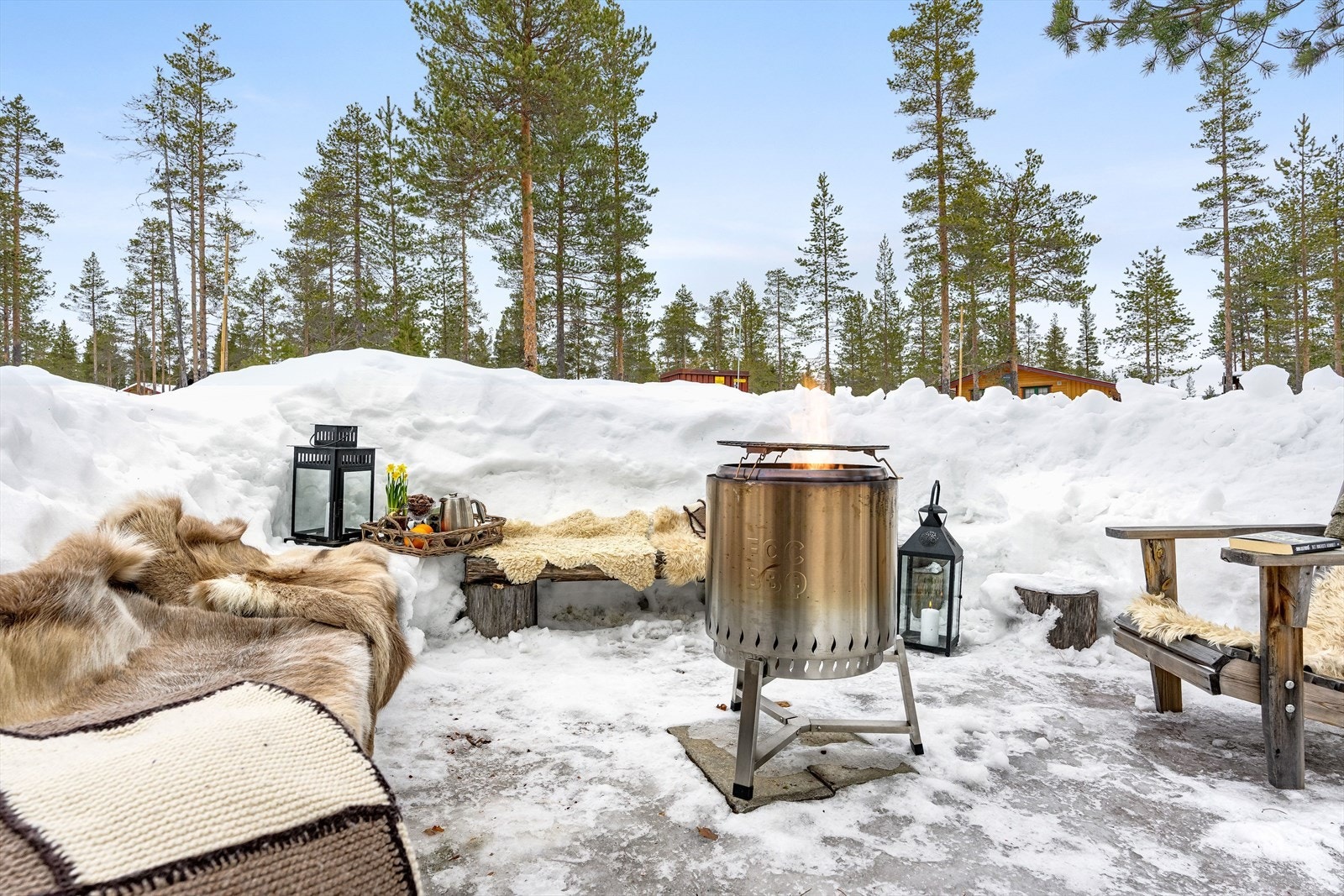 Selger har laget en koselig grillplass nær inngangsparti. Galleribilde