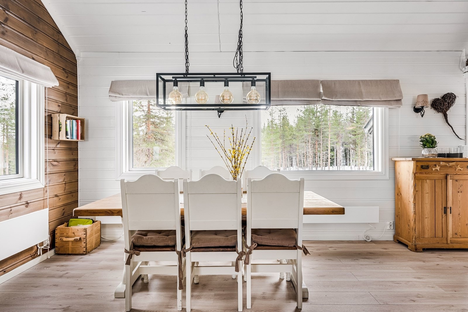 Merk nærheten du har til naturen fra hytta! Her kan du titte på småfugler og rådyr fra stuen. Hytta ligger høyt i forhold til terrenget i bakkant. Dette bidrar til en luftig og fri følelse fra stureom og ikke minst terrasse. Galleribilde