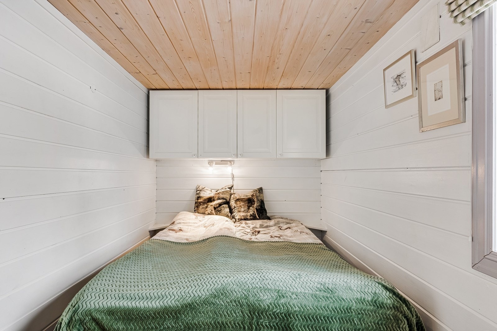 Hytta har tre soverom med tilsammen 7 sengeplasser. Alle soverom med lysmalte vegger og tregulv. Dette bidrar igjen til den helhetlige følelsen i hytta. Dette soverommet har fastmontert veggskap og rom for kommode. Galleribilde