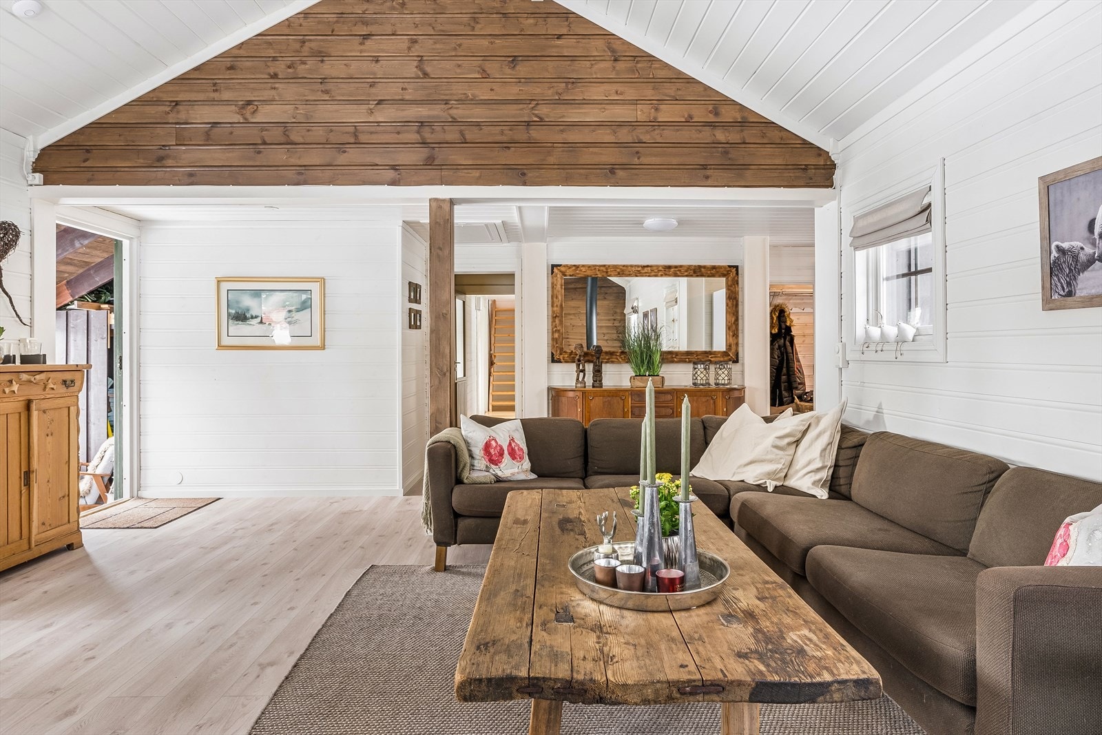 Stuen har en god og rolig atmosfære med finduer på flere sider som slipper dagslyset fint inn. Åpne løsninger gir god romfølelse. Fra stuen er det utgang til en stor terrasse på ca 88 kvm med fine solforhold. Galleribilde