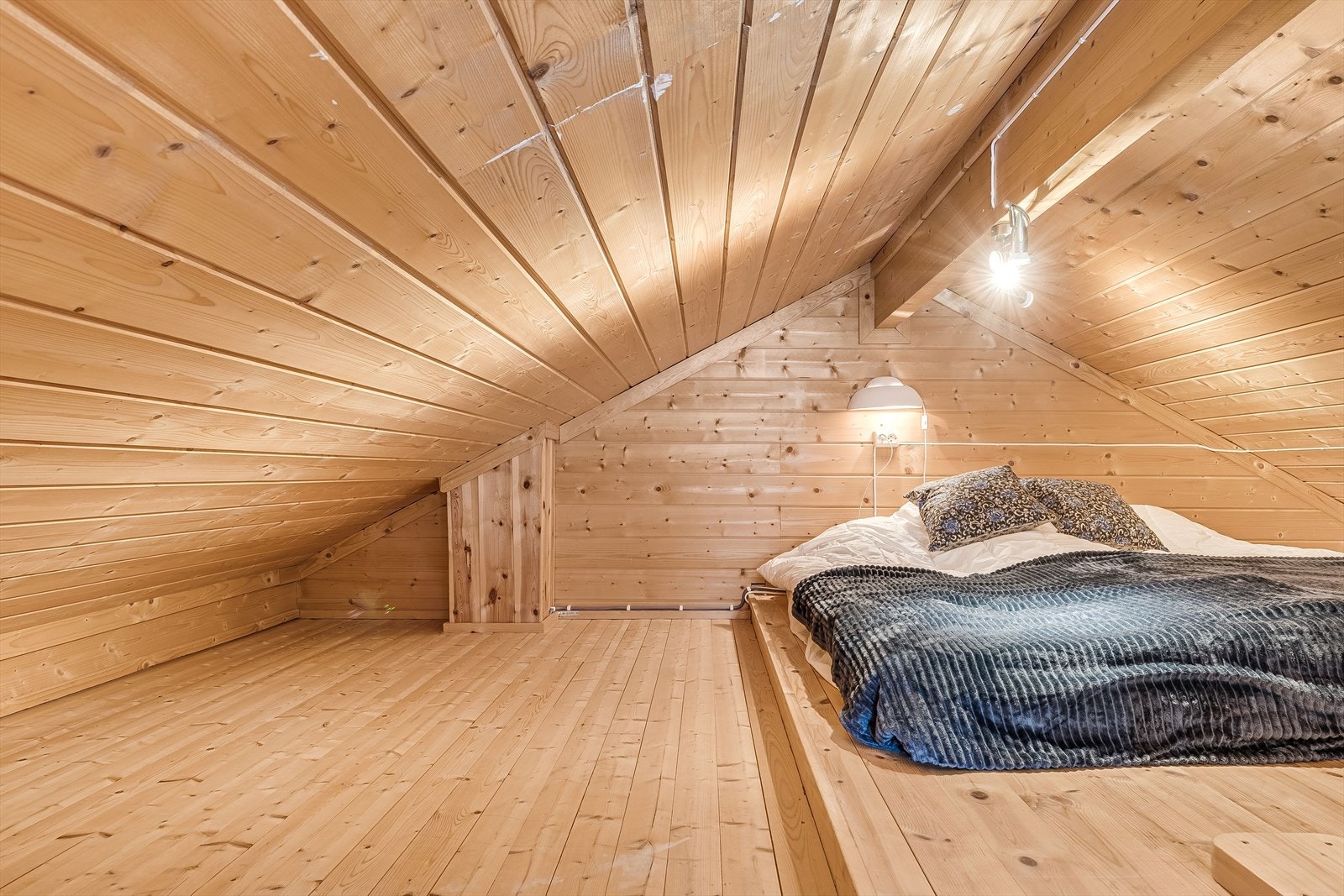 Fra soveromsgang er det trapp opp til hems. Hems uten målbare areal og ikke godkjent for varig opphold. Galleribilde