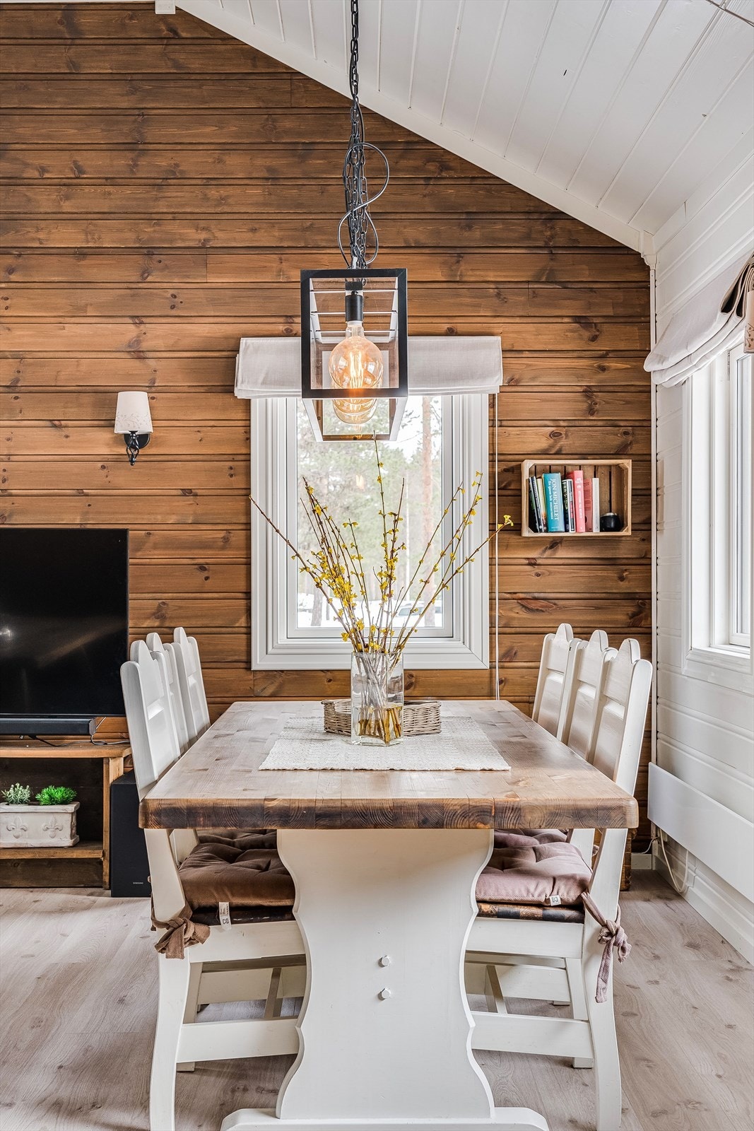 Lampetter og taklampe over spisestuen medfølger i salget. Galleribilde